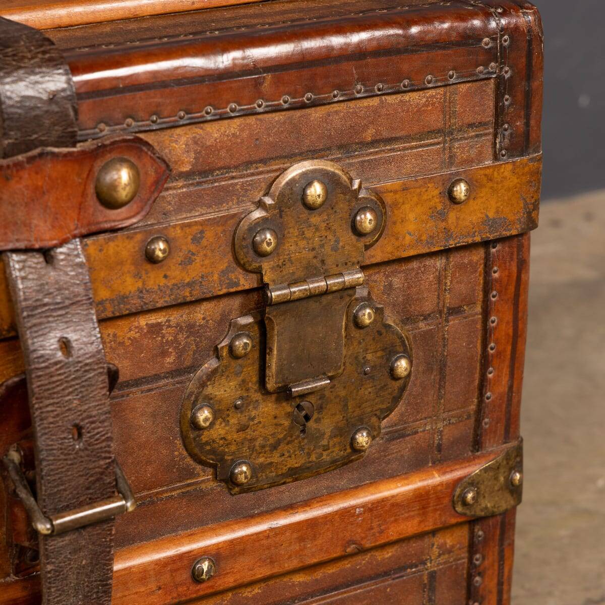 Coffre de voyage en cuir victorien antique du 19e siècle vers 1870