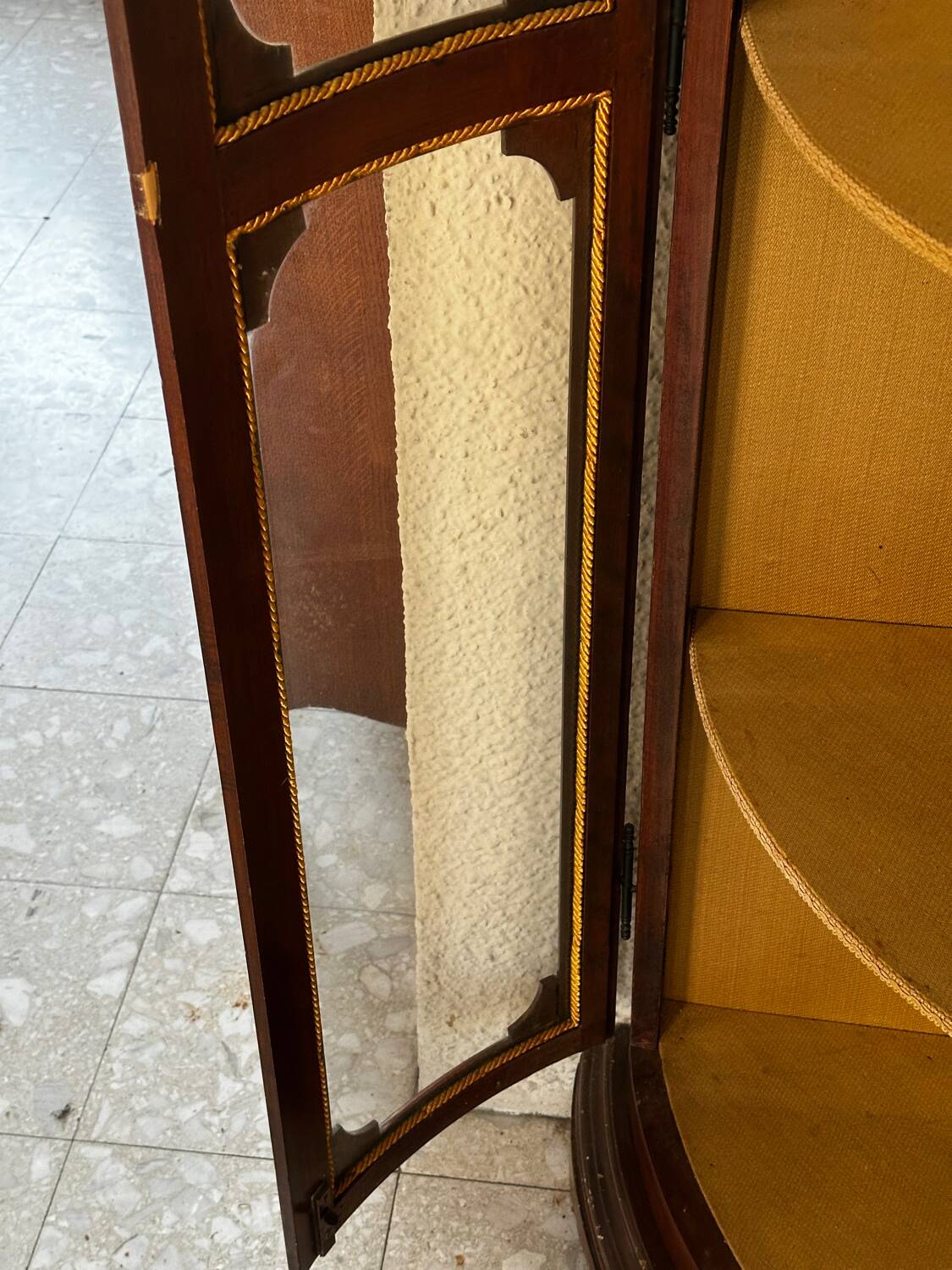 Corner display cabinet veneered in mahogany - Victorian - 20th century