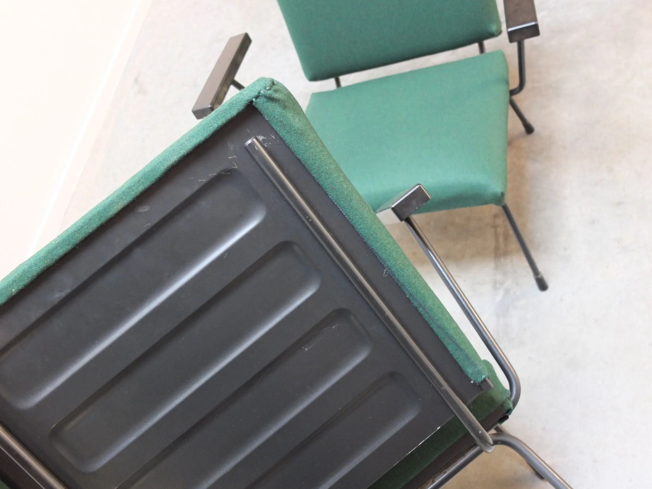 Modernist pair of '1401' easy chairs by Wim Rietveld for Gispen, 1954