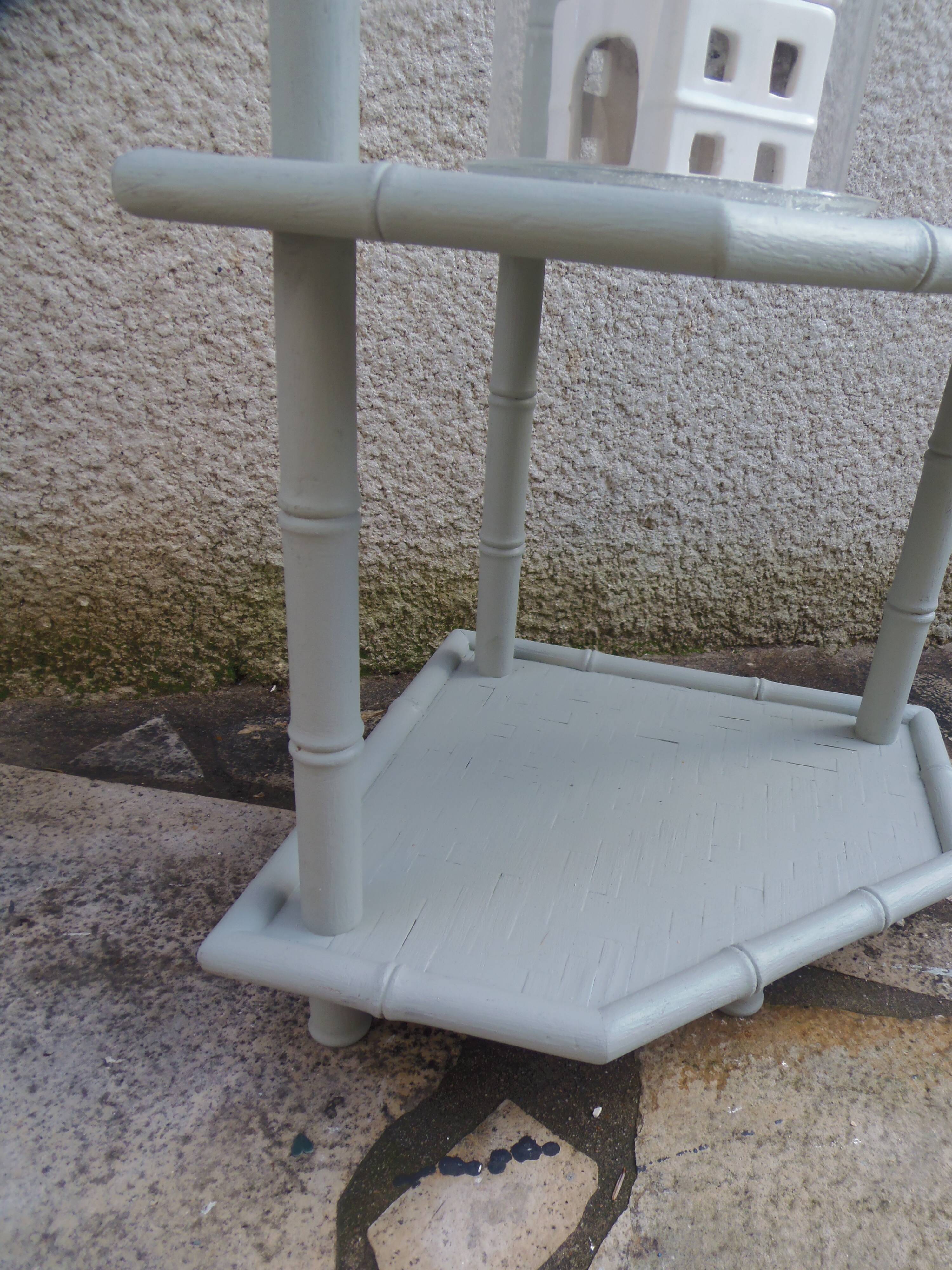 Bamboo shelf sublimated in grey-green.