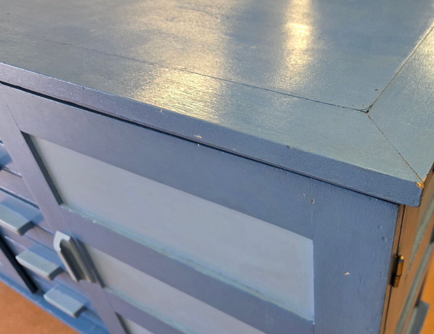 Buffet bas en bois peint bleu avec portes et tiroirs