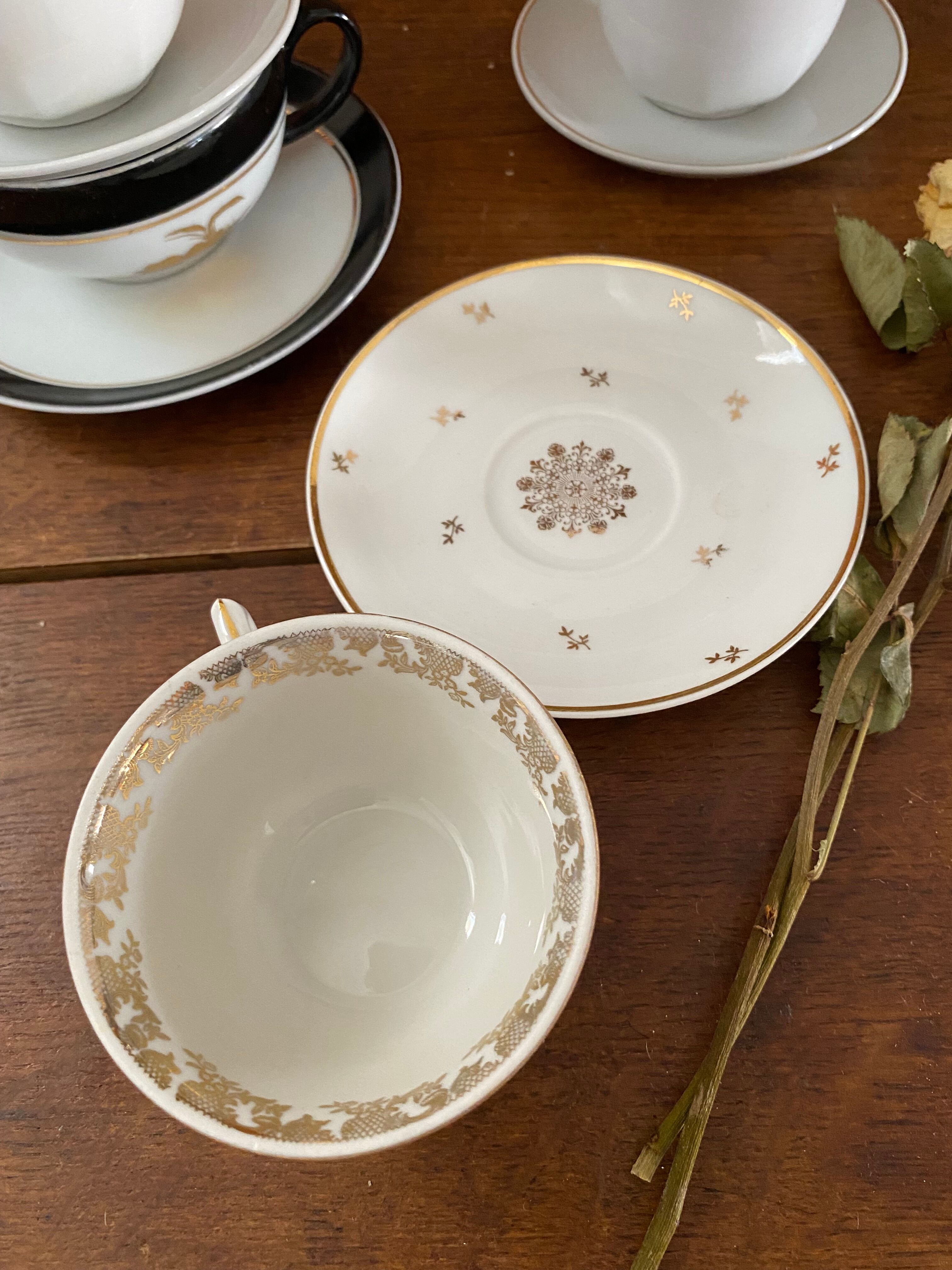 5 coffee cups in white, gold and black