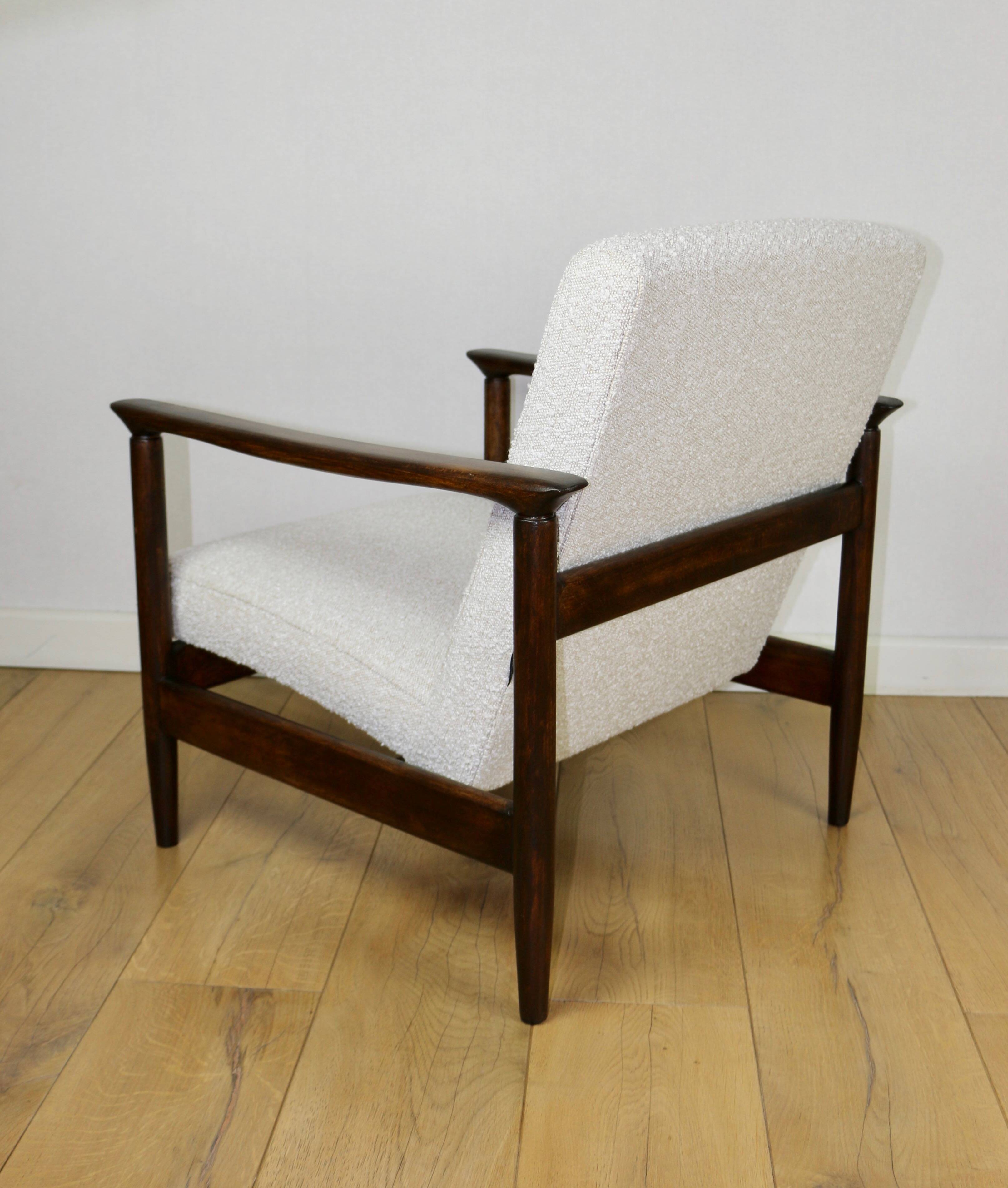 Fauteuil GFM-142, design Edmund Homa des années 70, boucle blanc ivoire - 2 pièces disponibles - bois foncé