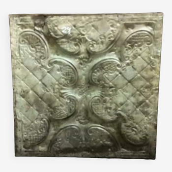 Panneau en métal avec motifs en reliefs sur cadre en bois, pièce unique