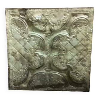 Panneau en métal avec motifs en reliefs sur cadre en bois, pièce unique