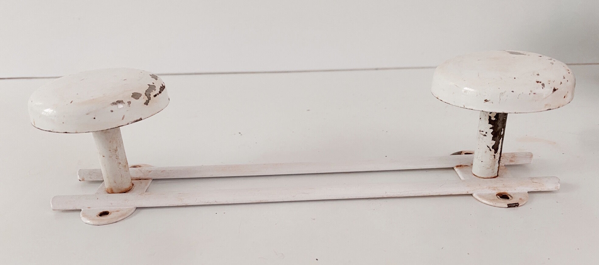 Double coat hook in vintage white lacquered metal