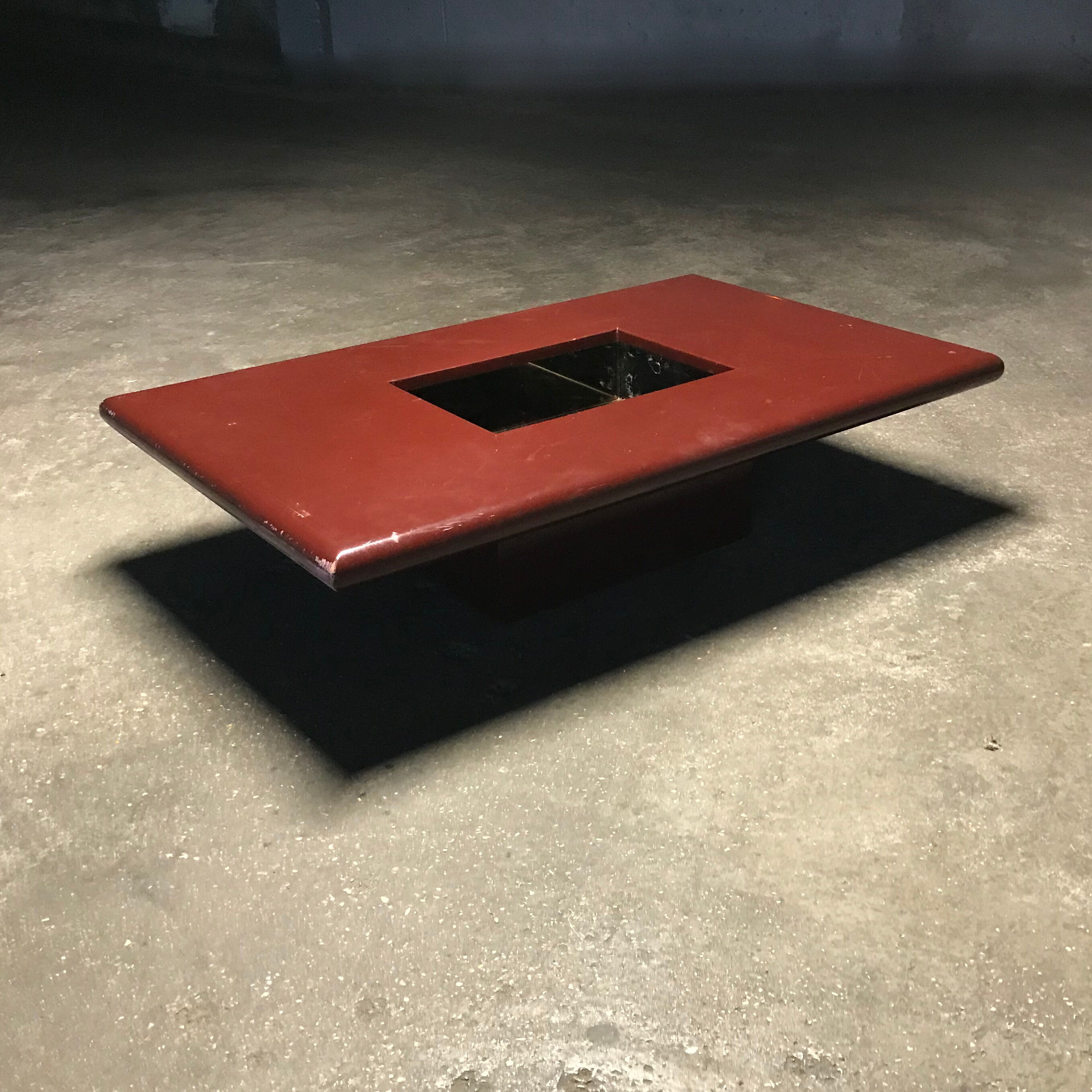 Table basse de Jean Claude mahey, laque, 1970, design vintage