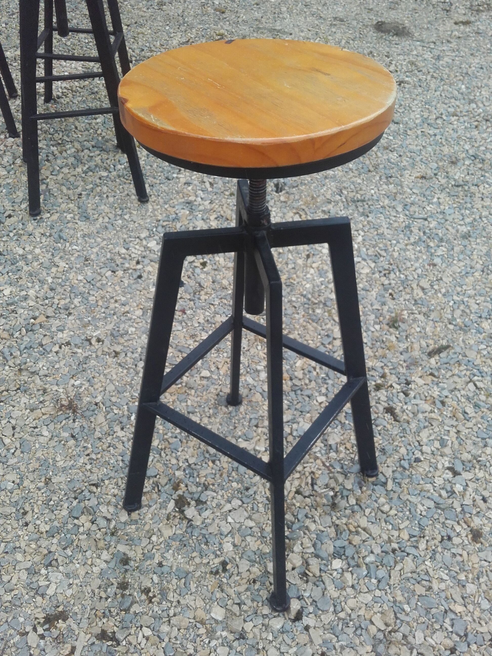 Lot of four undus bar stools adjustable