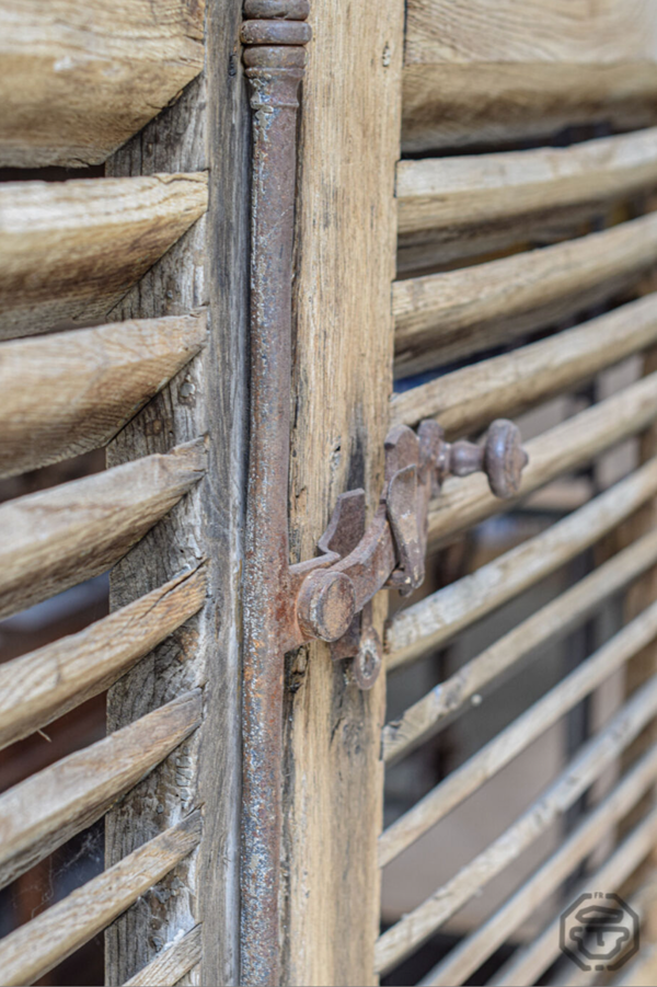 Ancienne paire de volets bois, château XlXème