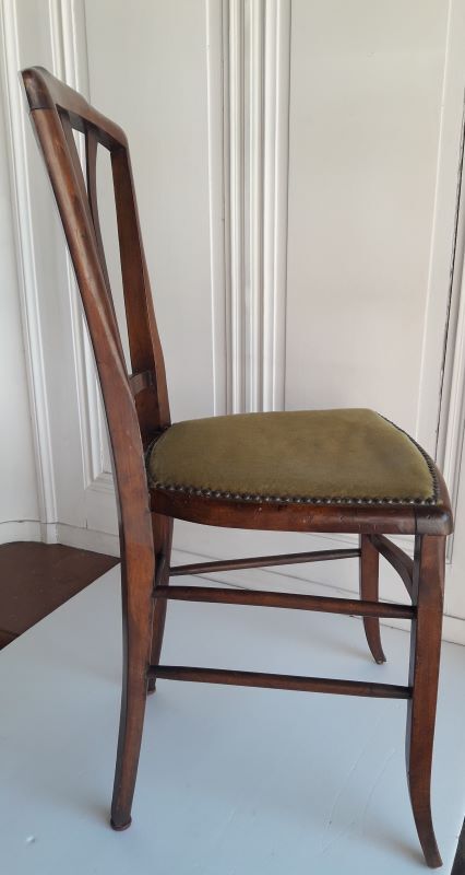 Carpeted chair at the beginning of the 20th century