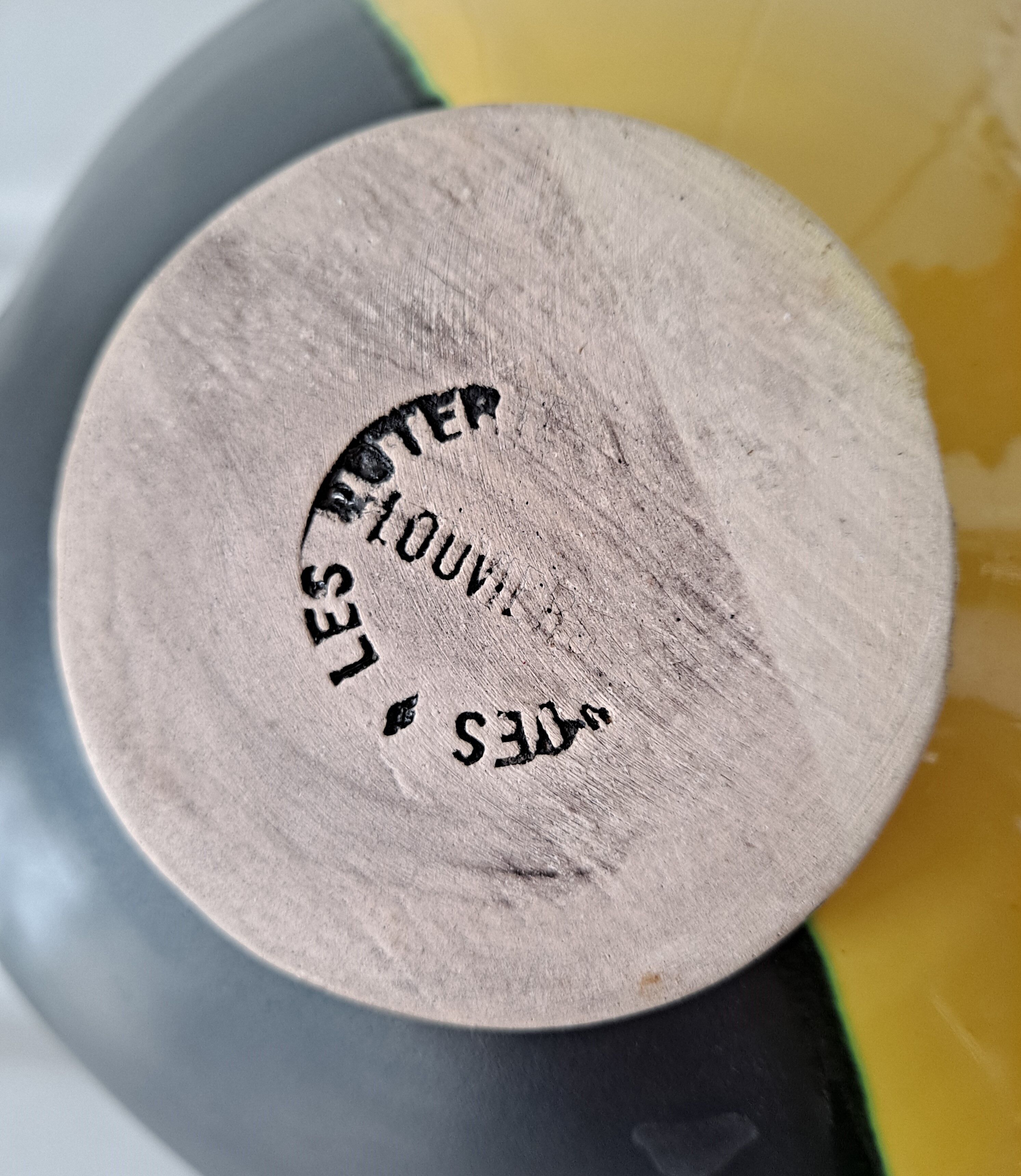 Yellow and black two-tone pocket cut Louviers