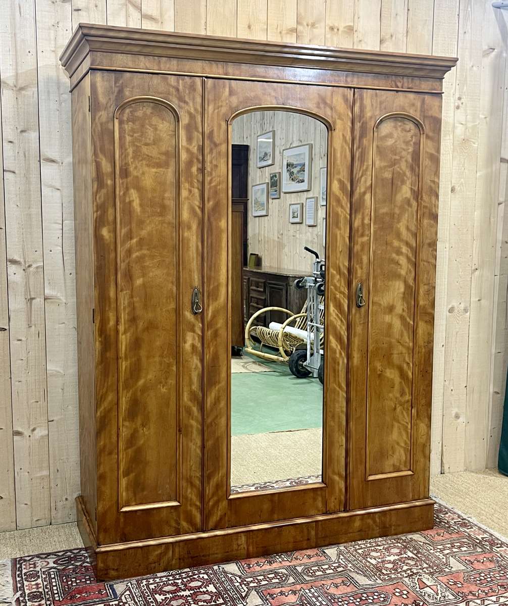 19th-century Victorian wardrobe in light mahogany - dismountable