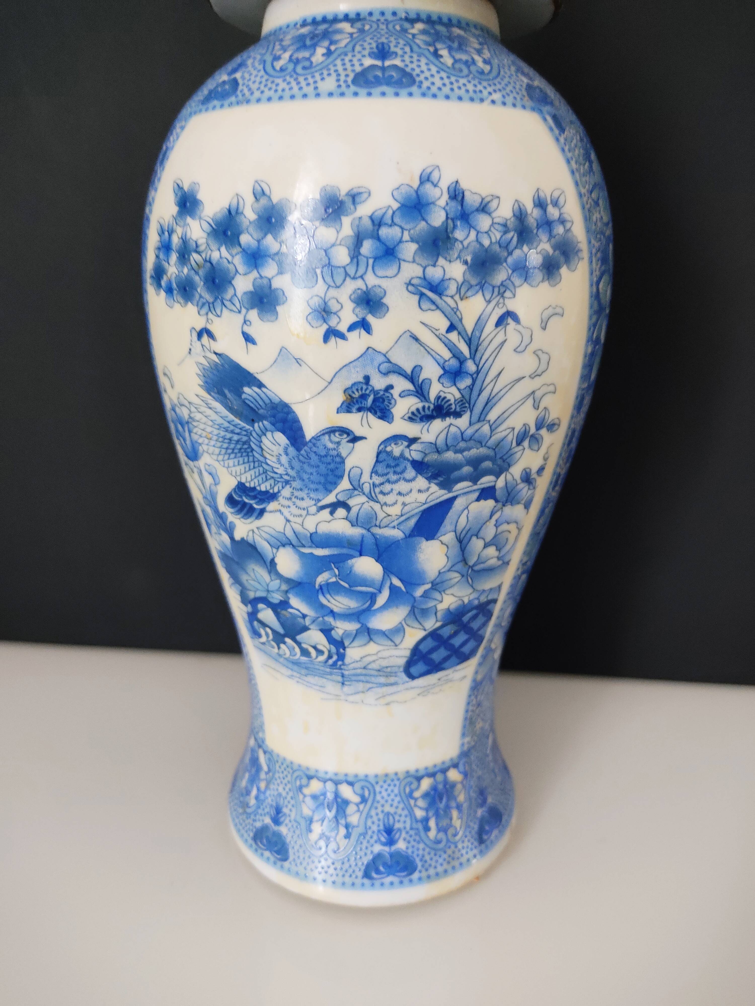 Covered vase with printed Asian décor