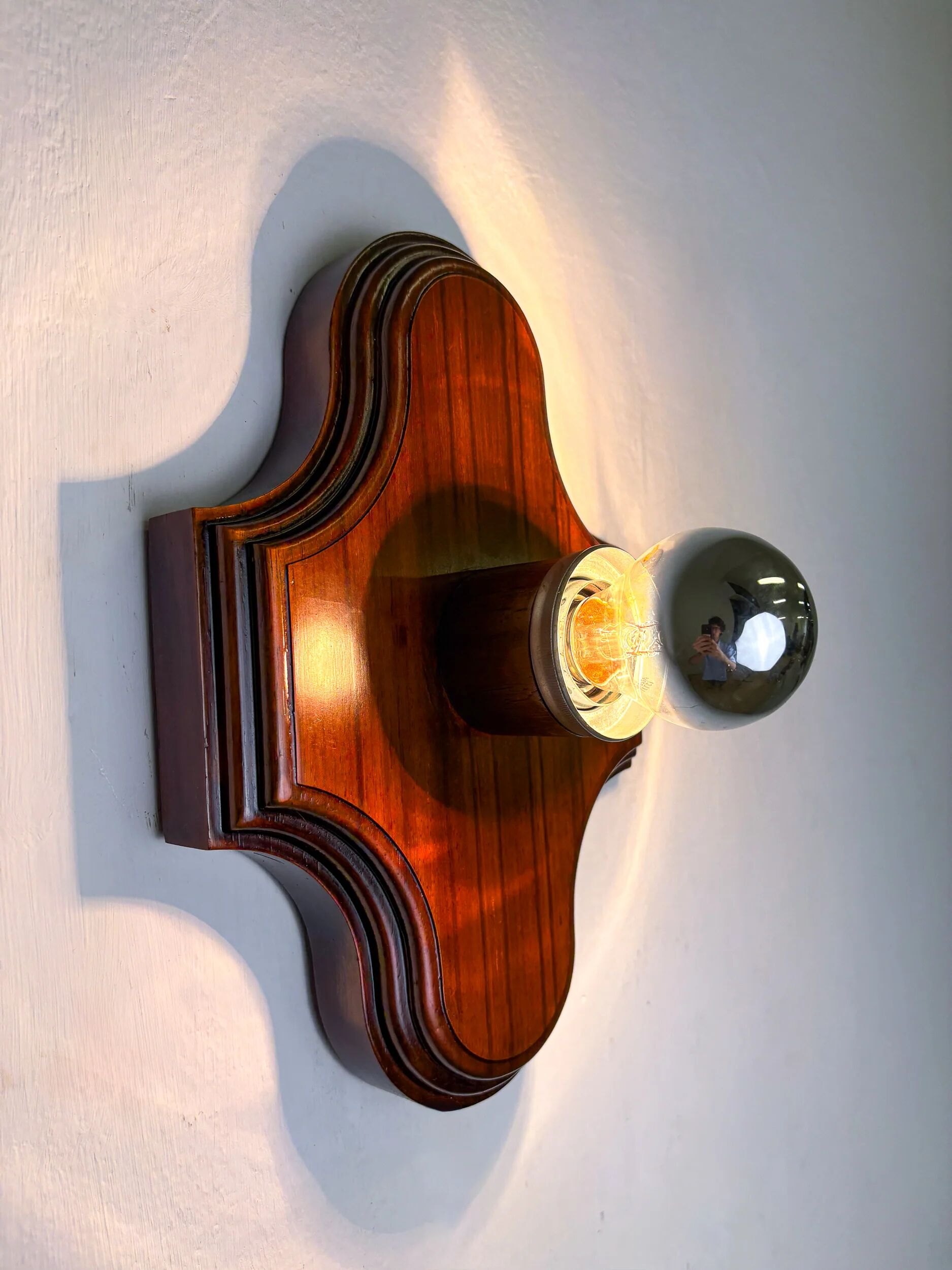 Paire de appliques murales géométriques Art Déco, en bois brun sculpté, France, années 1960.