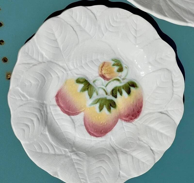 Plat à tarte et deux assiettes à dessert en barbotine de Sarreguemines
