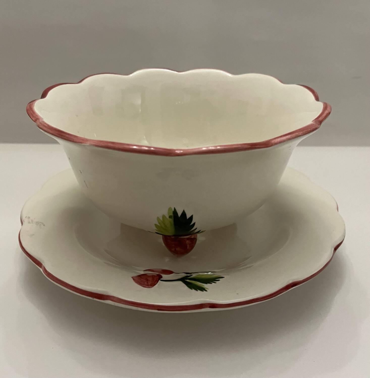 Earthenware draining salad bowl