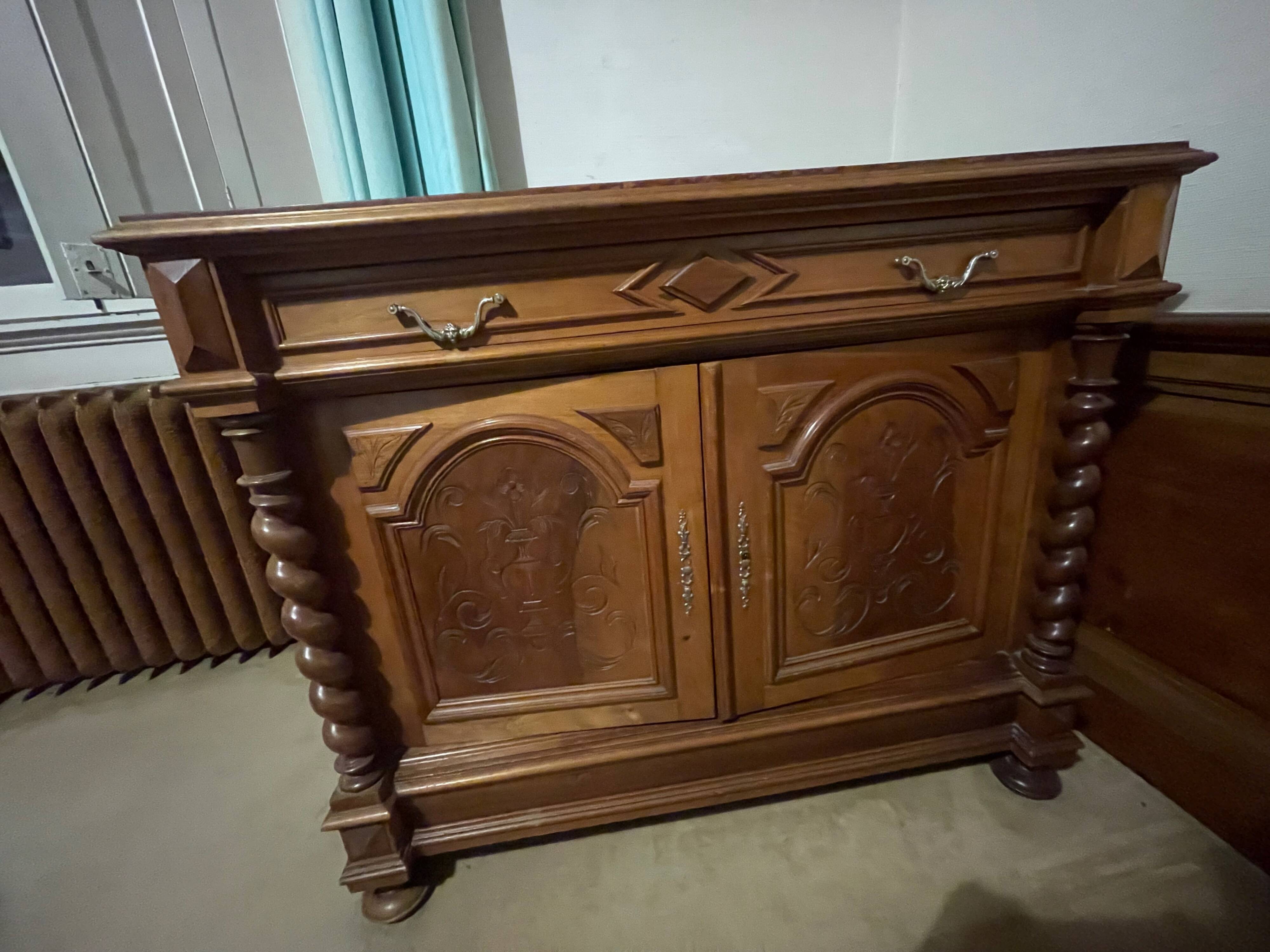 Classic chest of drawers