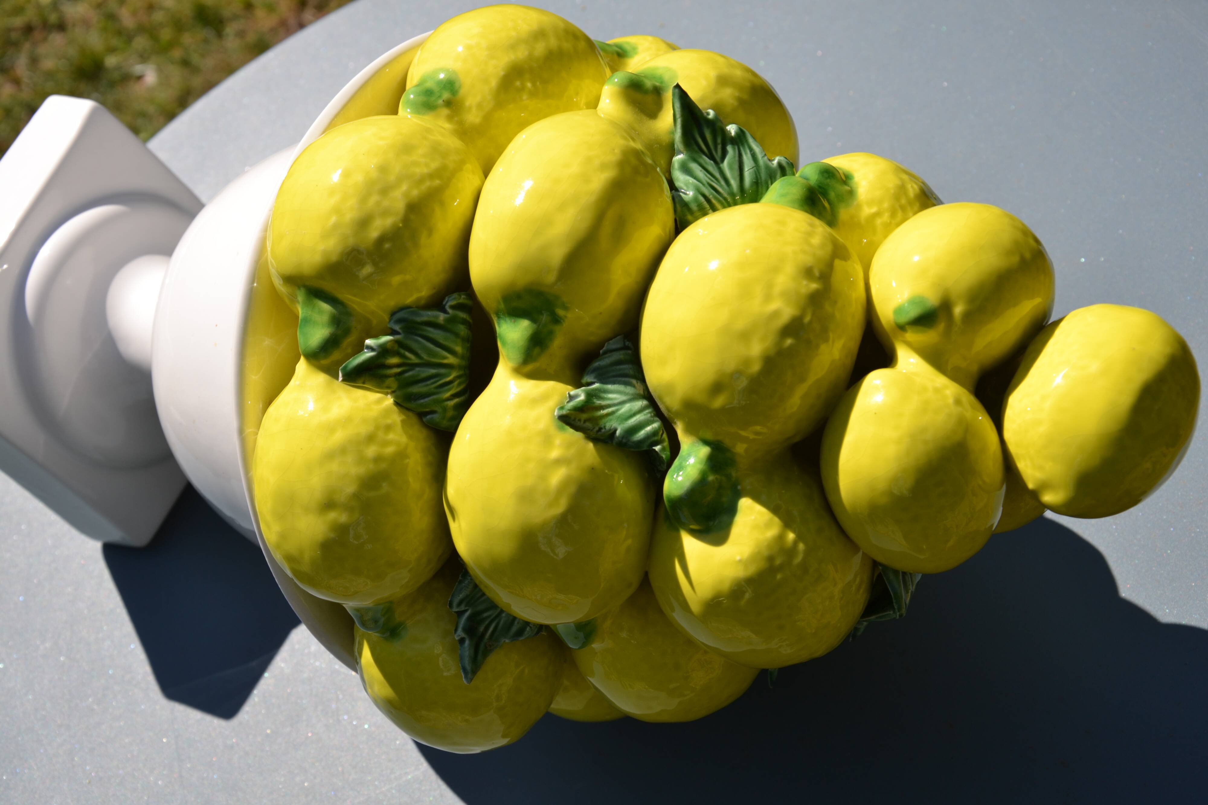 Centrepiece lemons/large fruit bowl in majolica