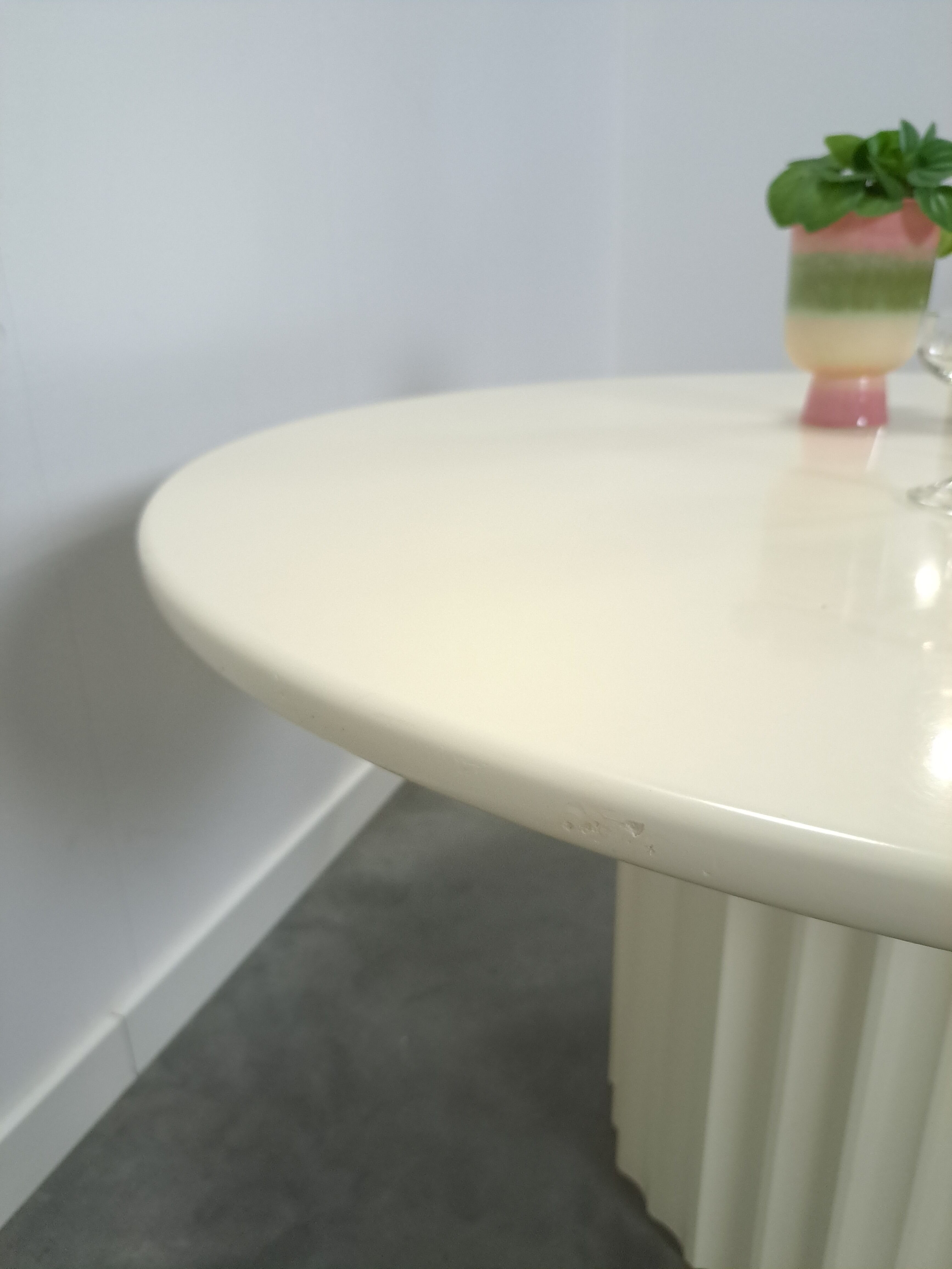 Ronde creme eettafel met geribbelde poot