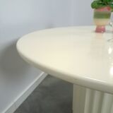 Ronde creme eettafel met geribbelde poot