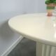 Table ronde crème avec pied strié