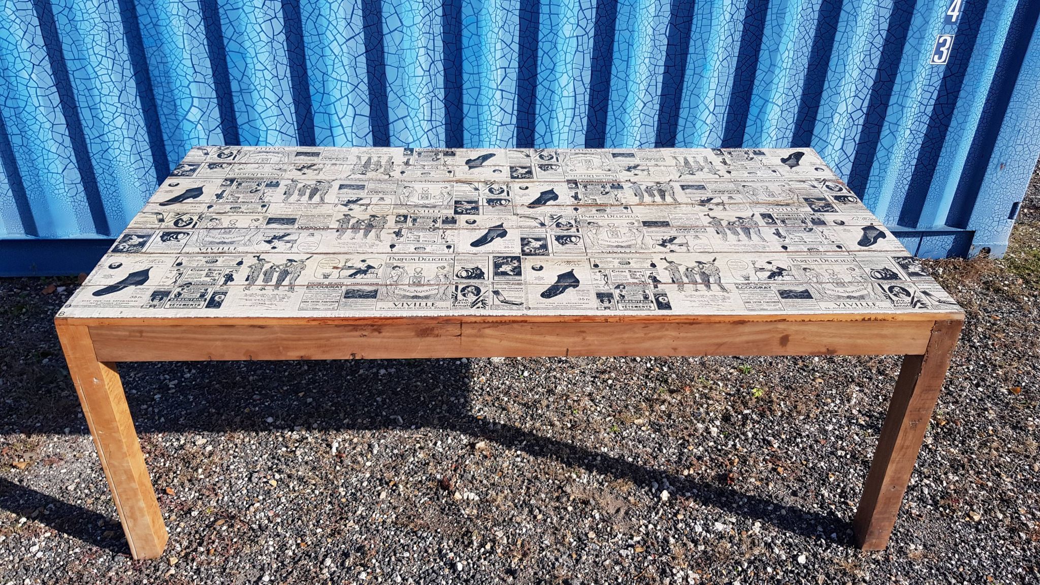 Table à manger en teck avec plateau illustré