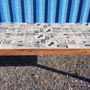 Table à manger en teck avec plateau illustré
