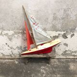 Voilier de bassin ancien en plastique, bateau ancien en plastique