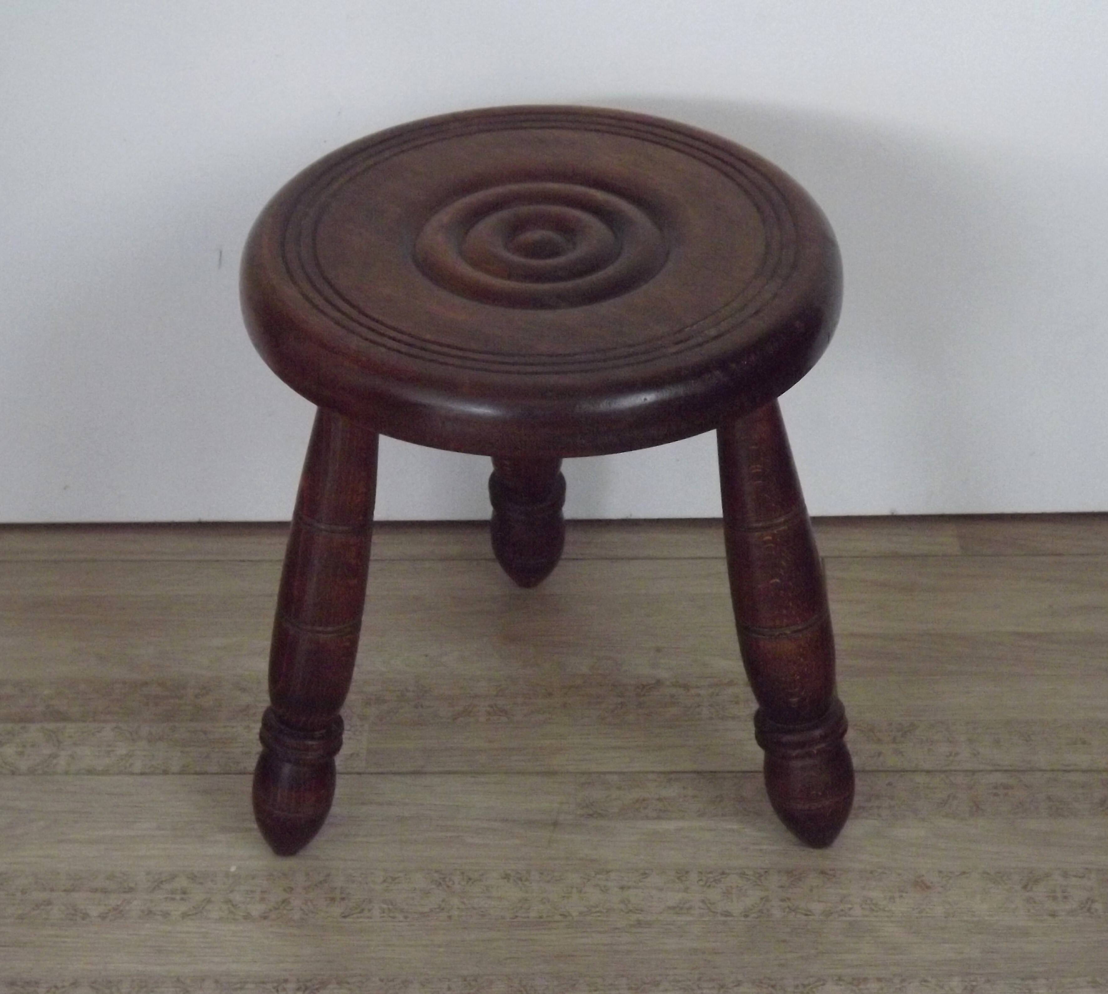 Tabouret de traite vintage en bois fait à la main 3 pieds fuseaux Siège — free download