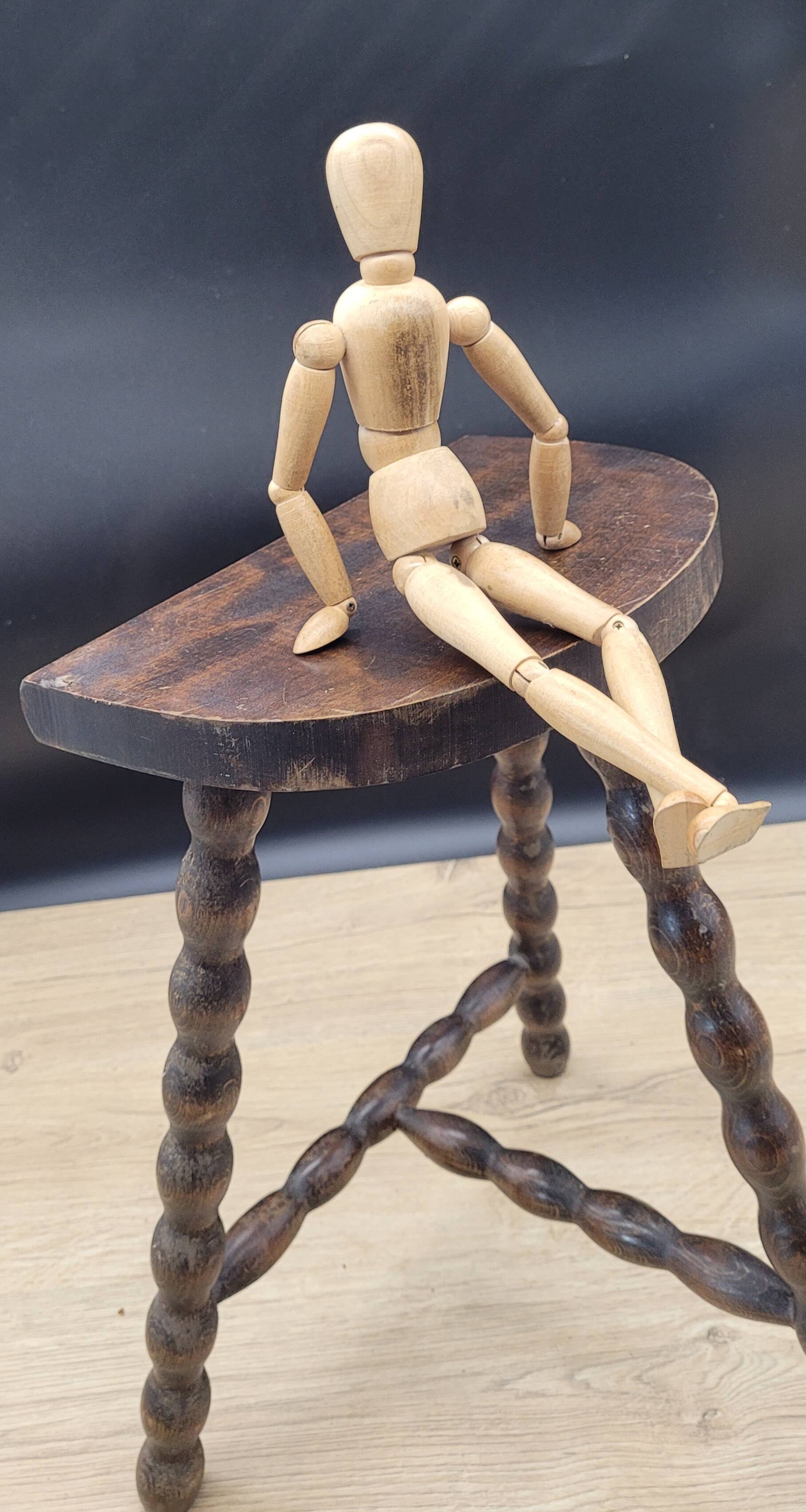 Tripod stool with square ball feet