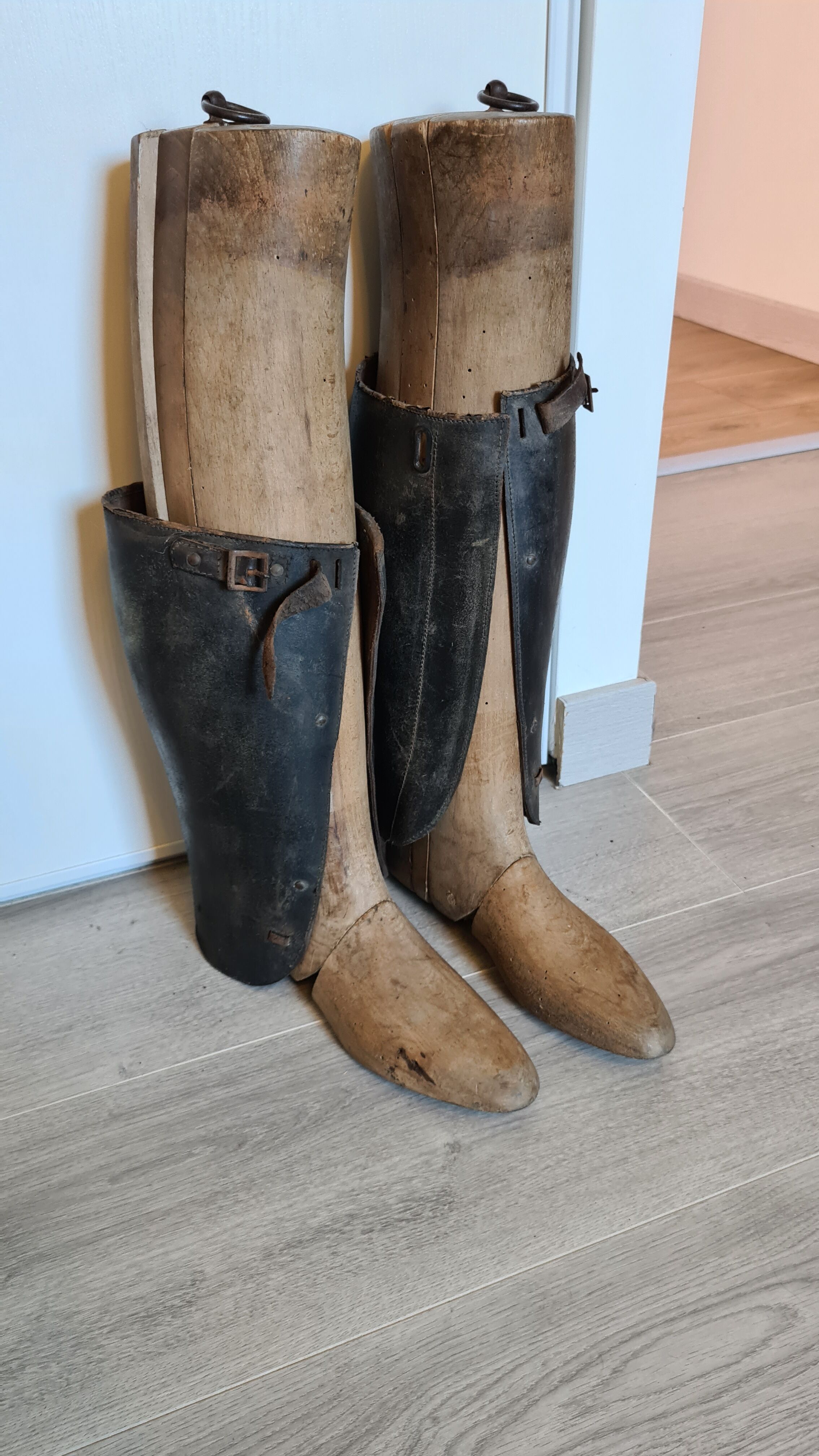 Anciens embauchoirs à bottes en bois