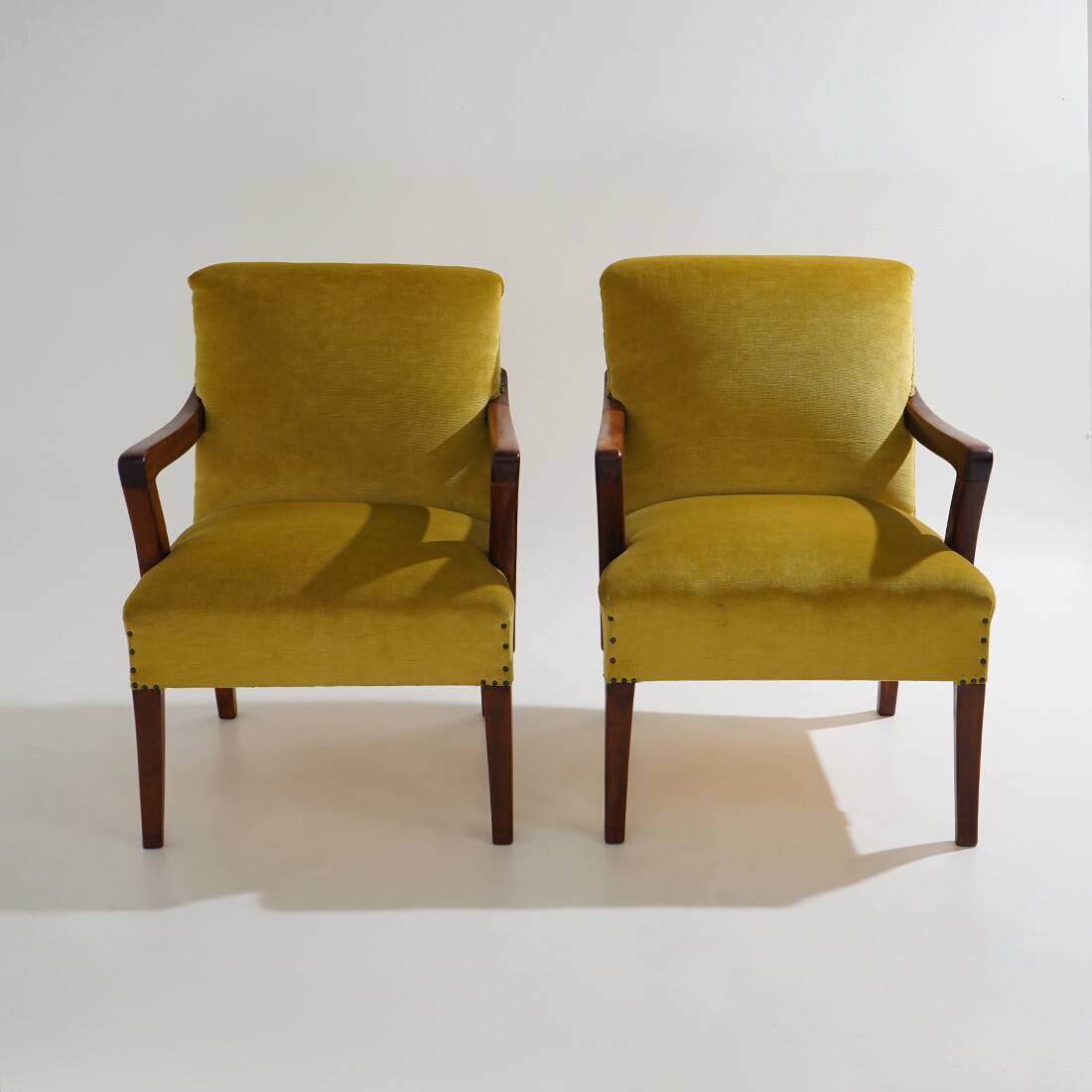 Paire de fauteuils en velours, années 1950