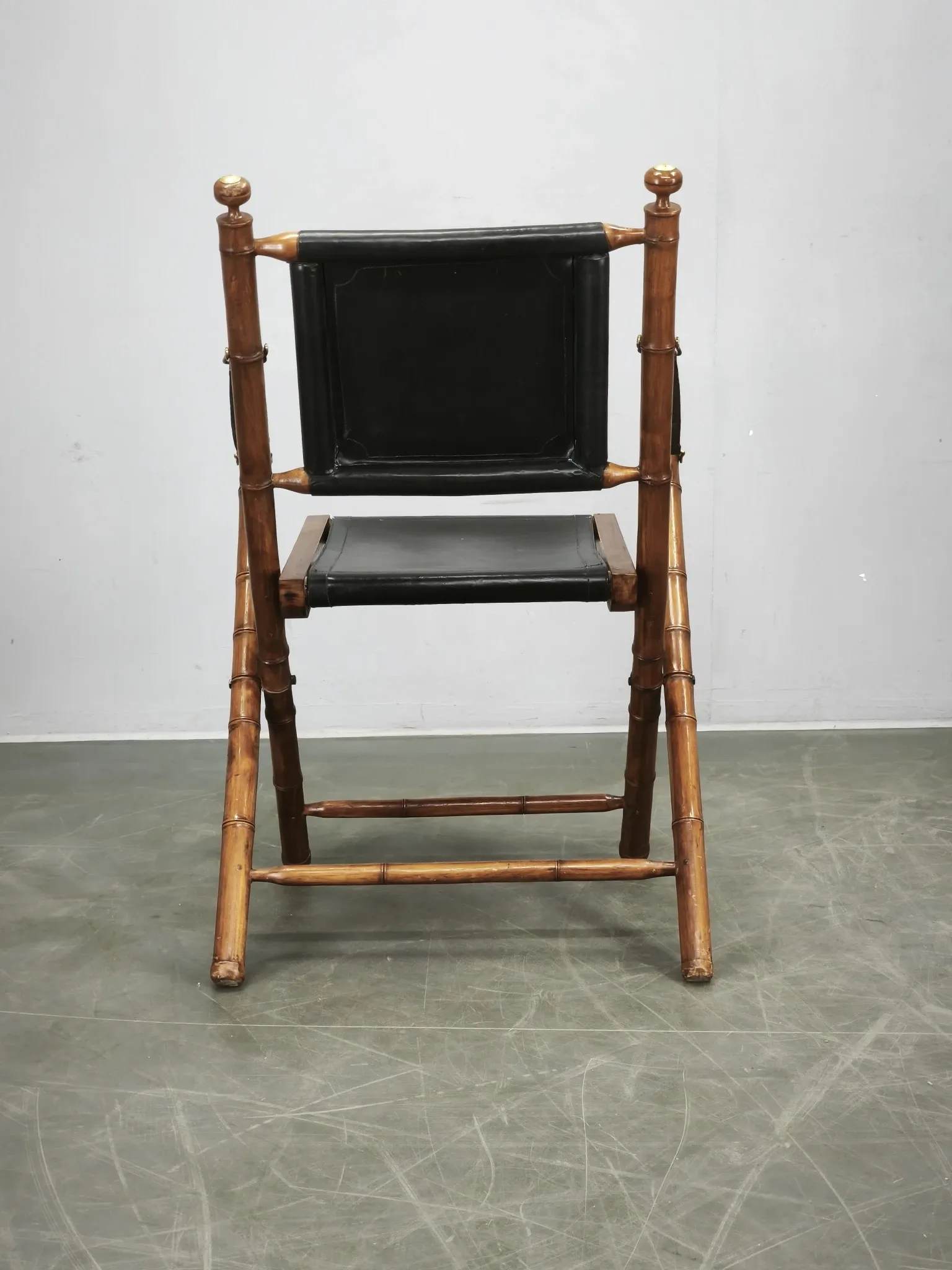 1970s French Folding Safari Chair in Teak, Black Leather and Brass