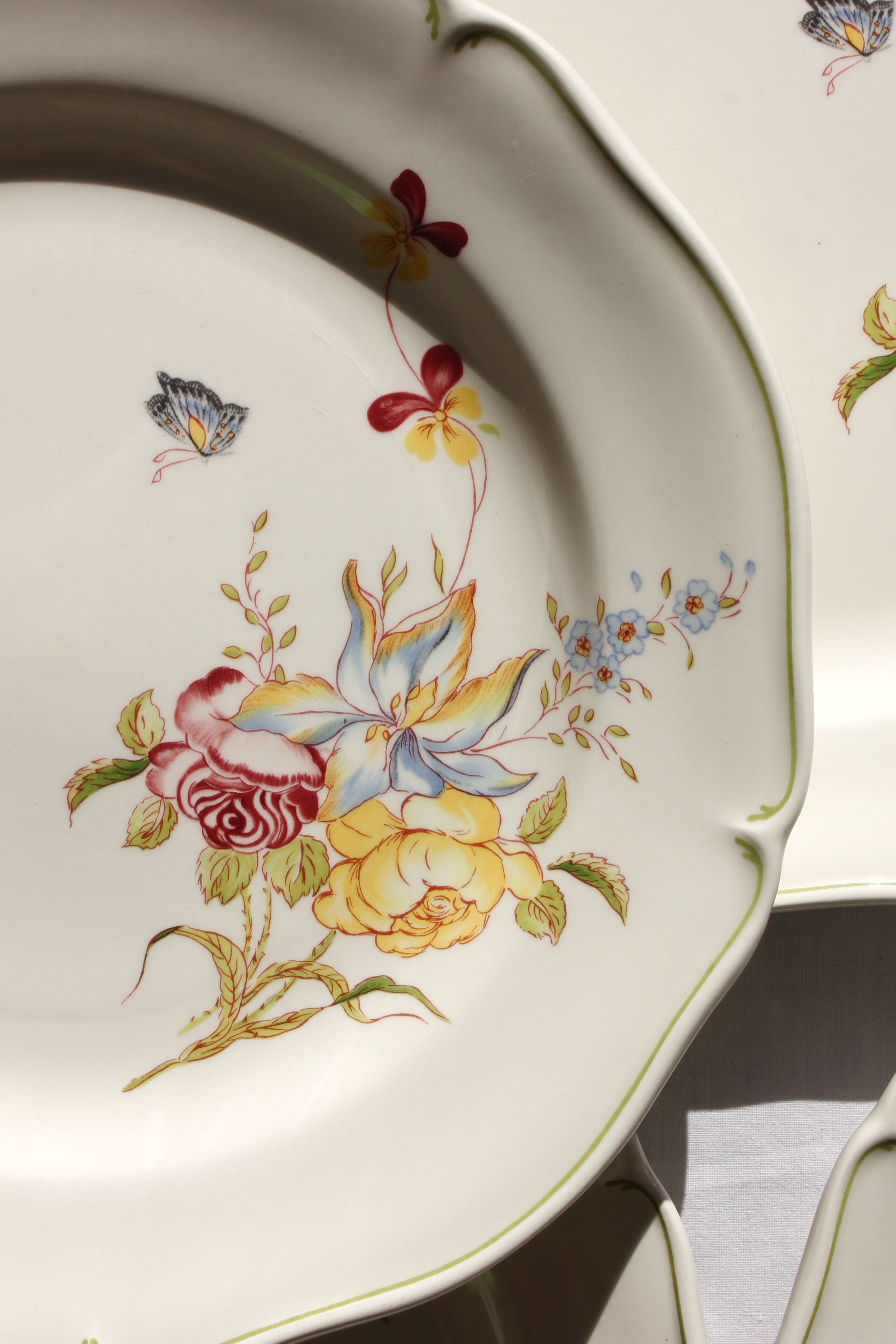 Flat plates in earthenware "Butterfly Flowers" Gien