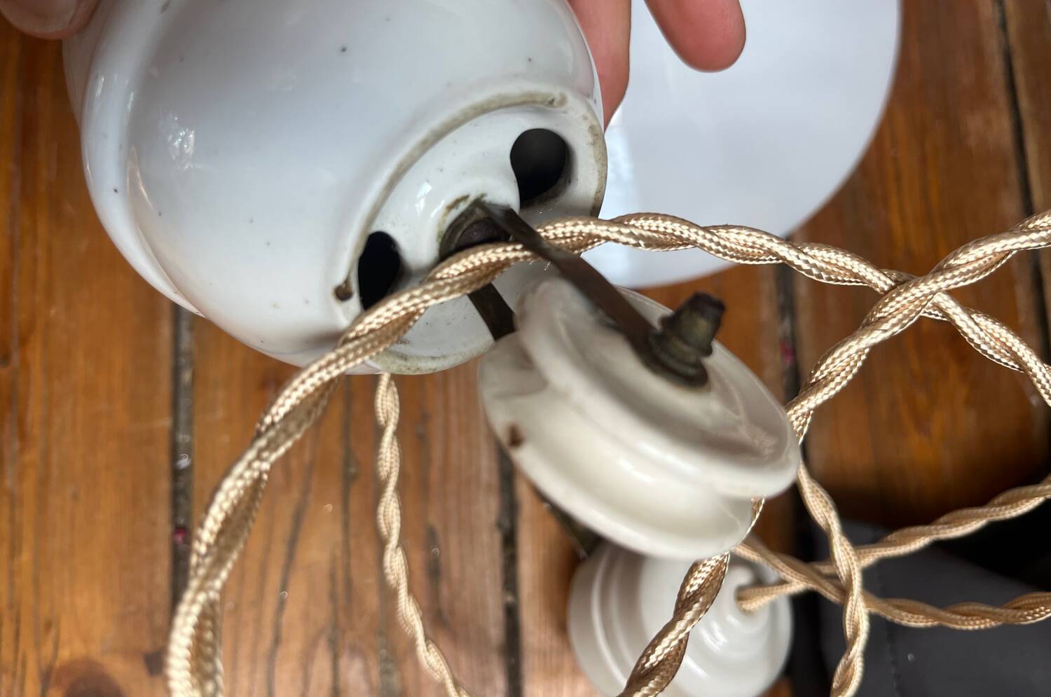 Antique opaline suspension, raised and lowered