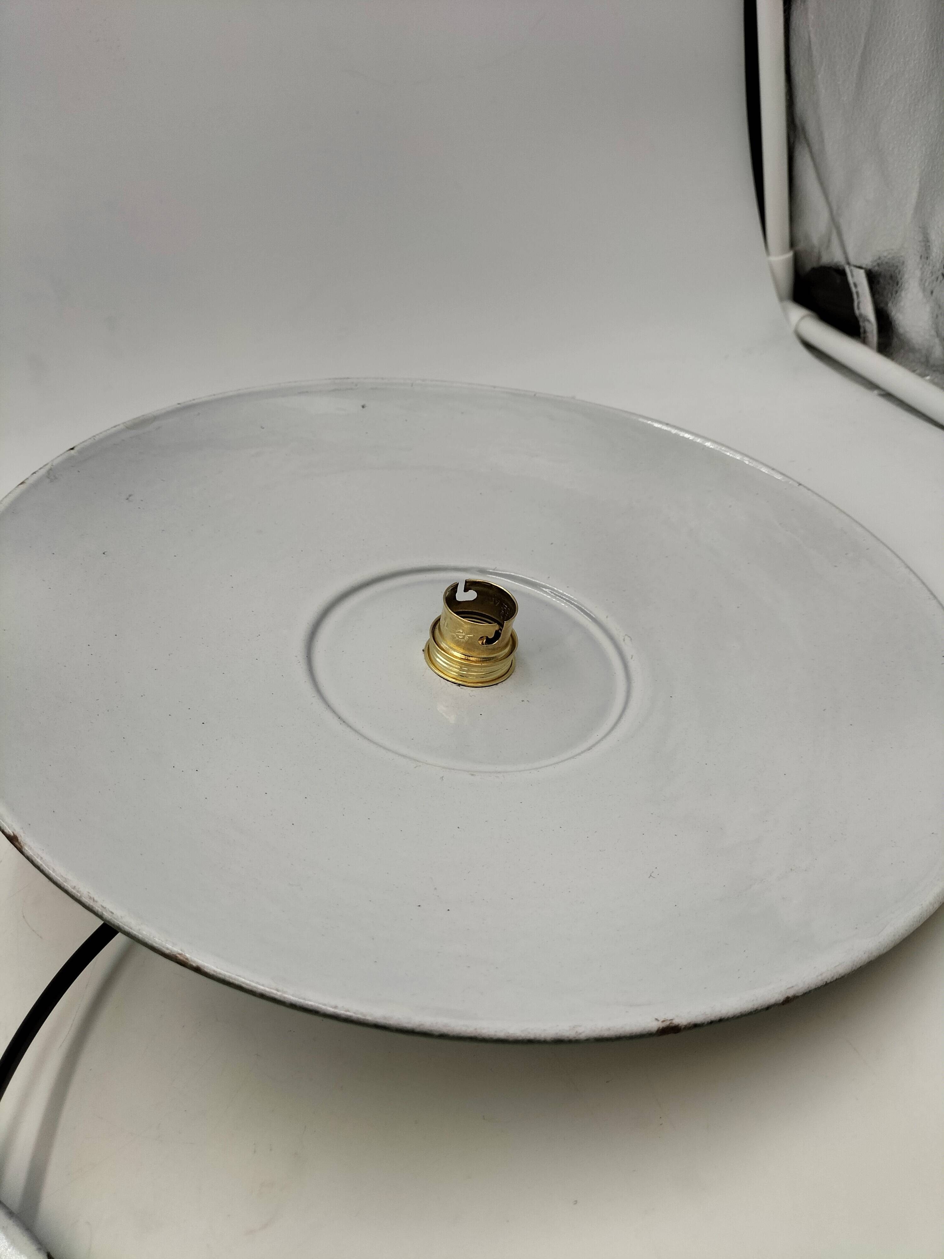 3 enamelled sheet metal suspensions