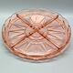 Beau plat rose avec 4 compartiments en verre pressé vintage