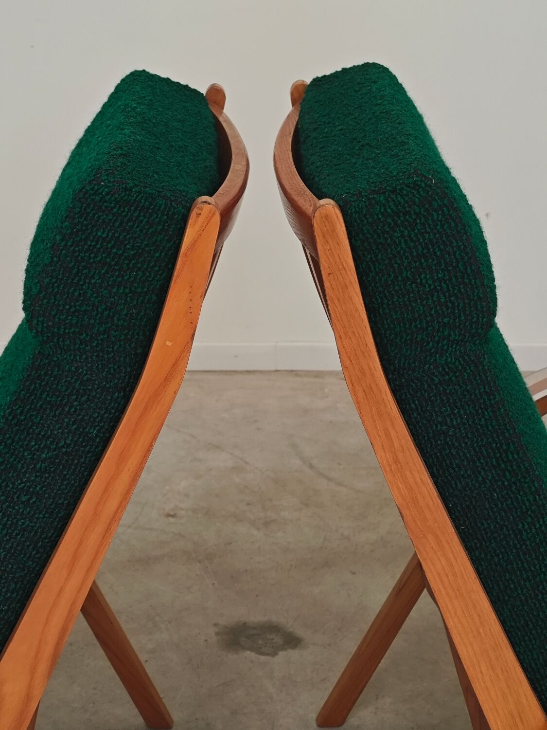 Paire de fauteuils ULUV bois et tissu vert bouclette