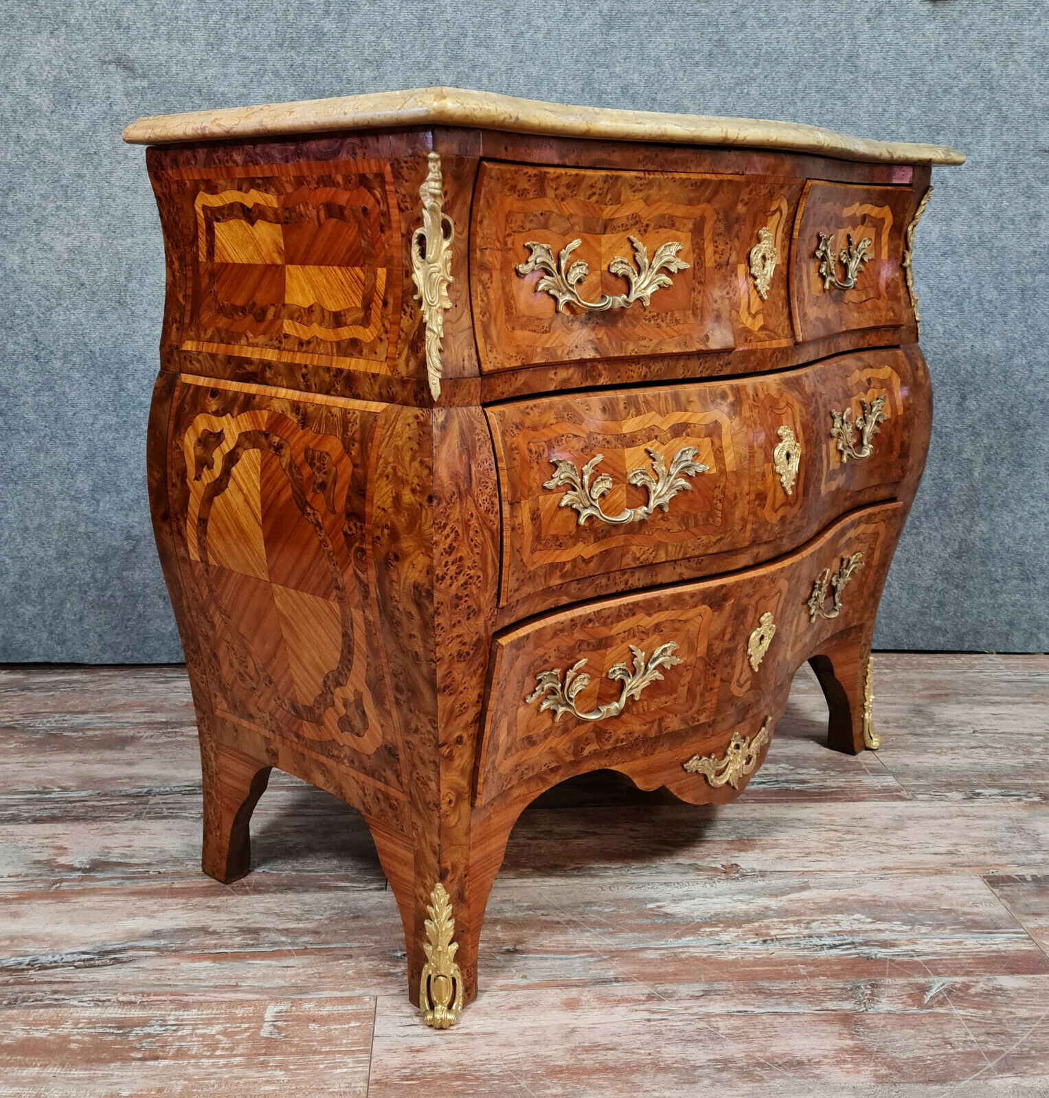 Commode galbée Louis XV en marquèterie de bois précieux vers 1900