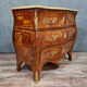 Commode galbée Louis XV en marquèterie de bois précieux vers 1900