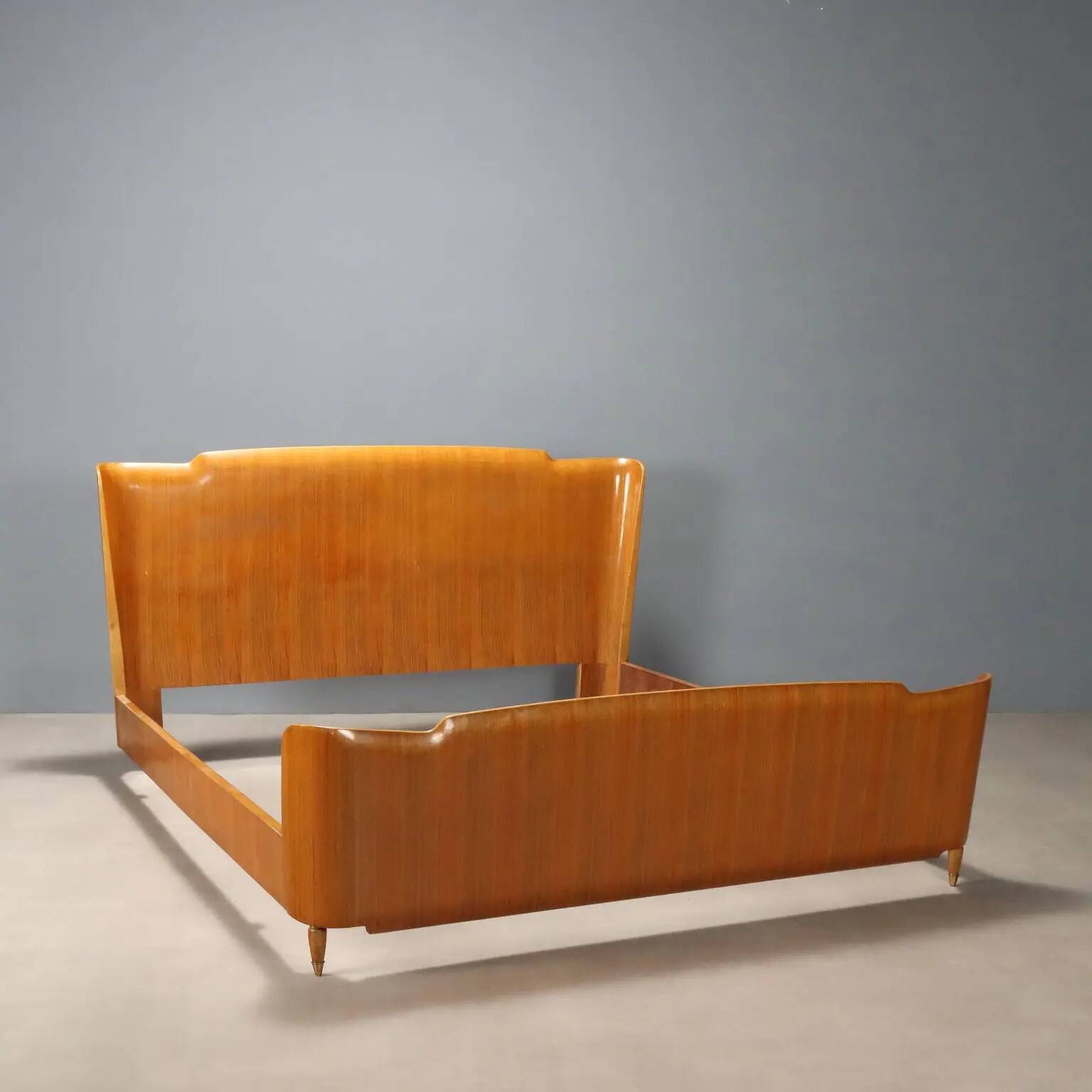 Double bed vintage in walnut veneer, design, Italy, 1950s