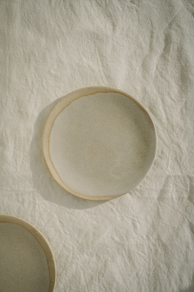 Flat stoneware plate - white