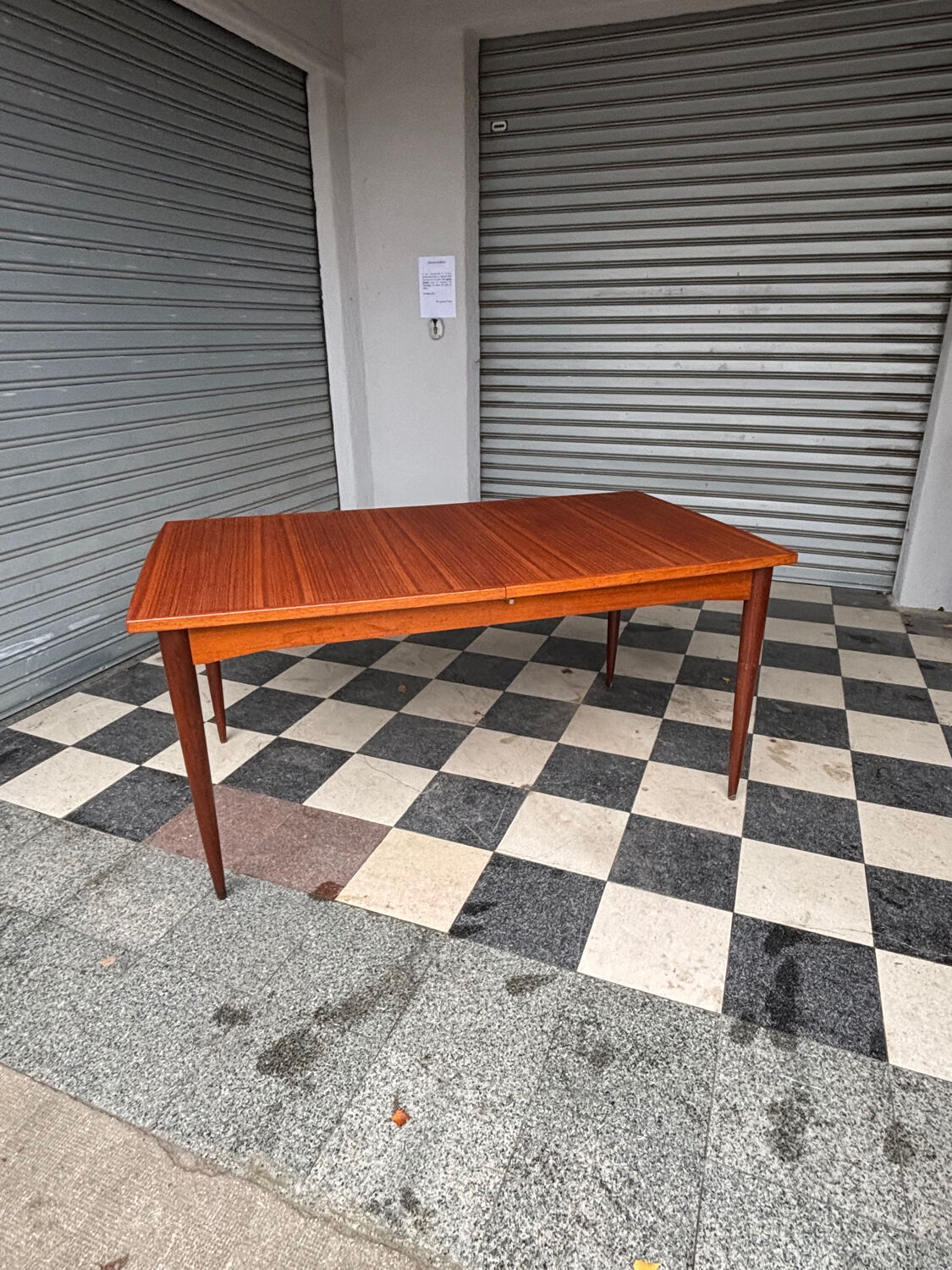 Extendable teak table