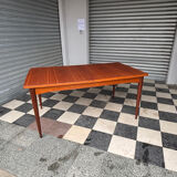 Extendable teak table
