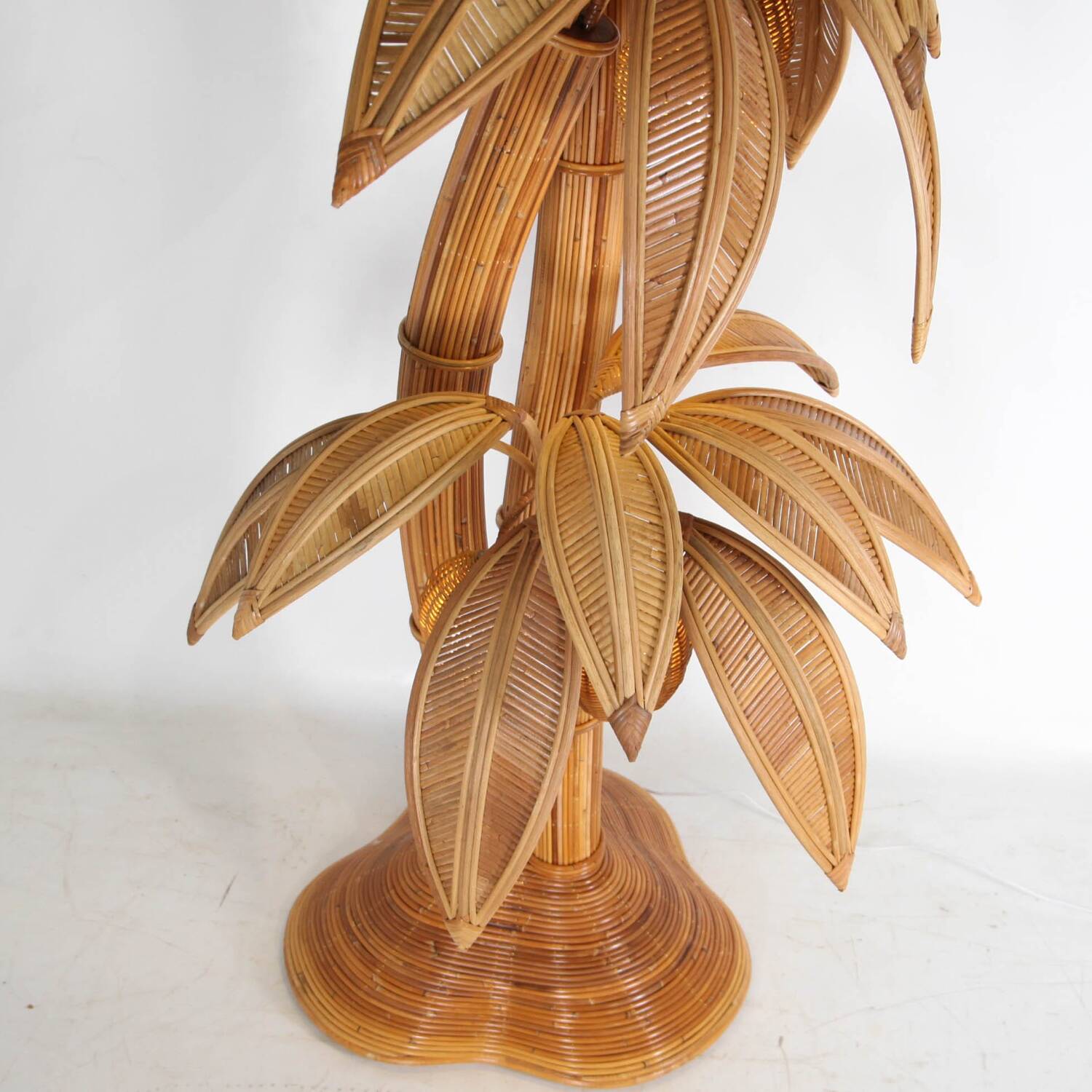 Large "coconut/palm" lamp in rattan