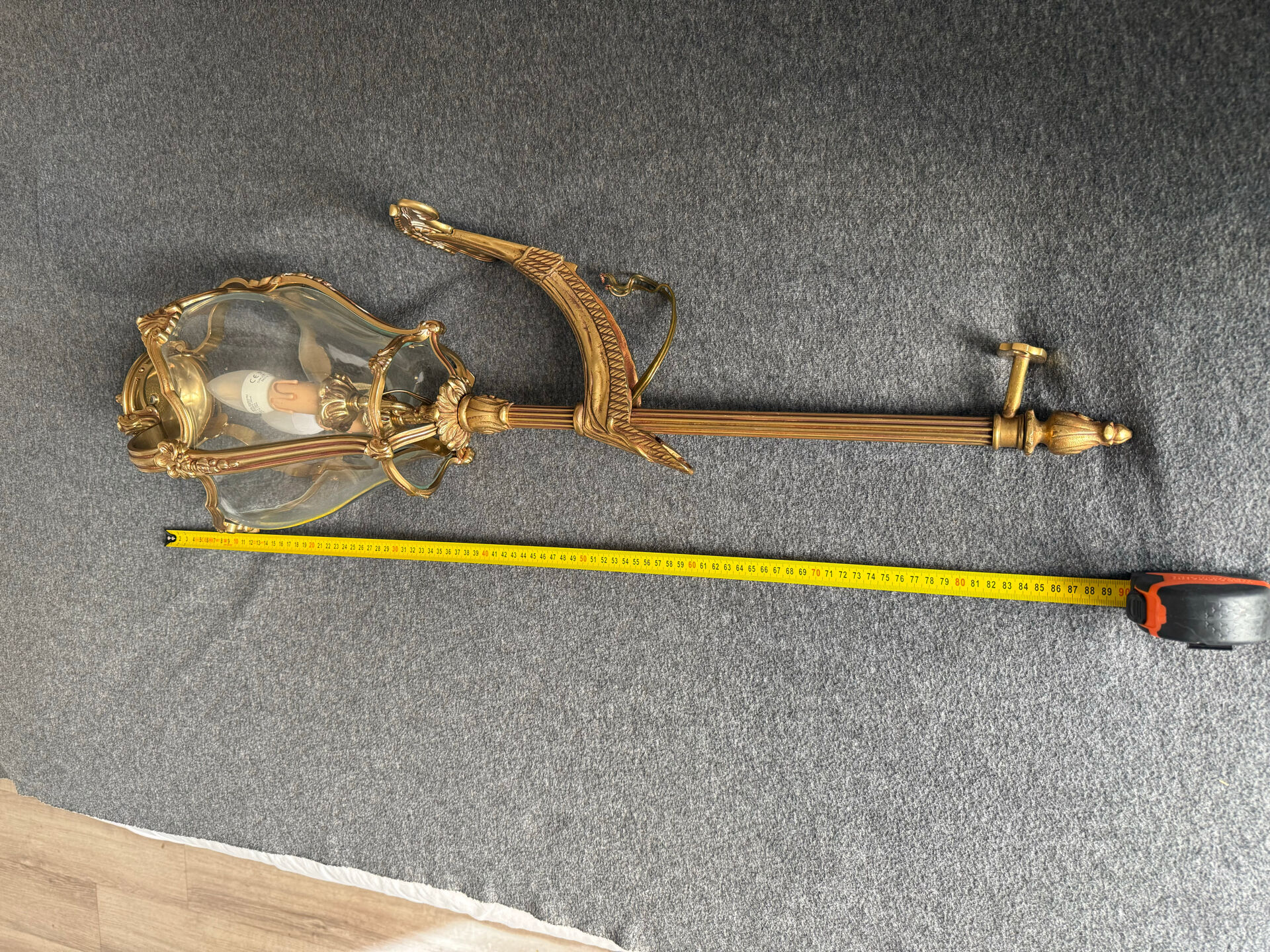 Set of bronze and curved glass light fixtures – Louis XV style – read