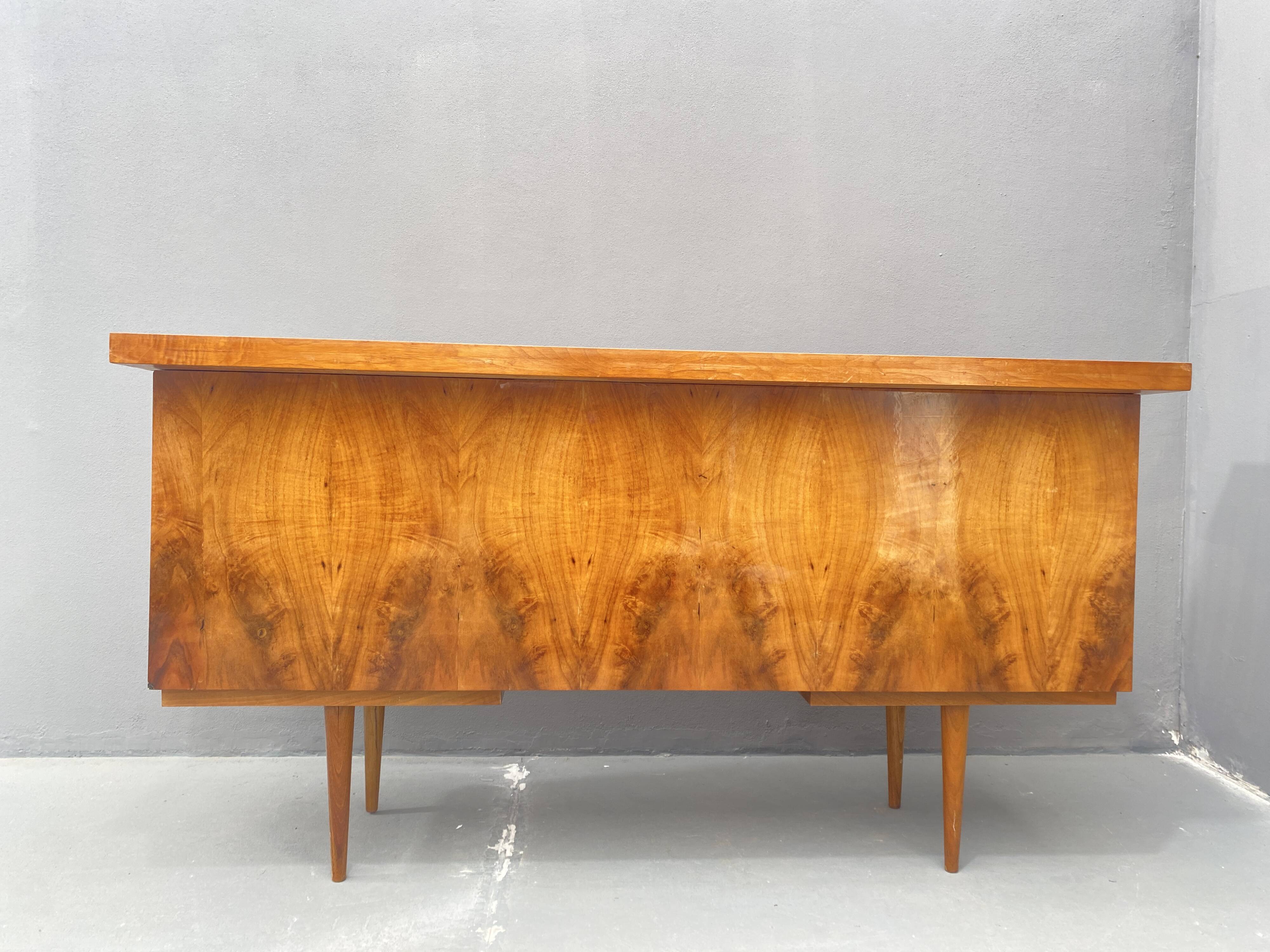 Bureau en noyer du milieu du siècle, années 1970, Tchécoslovaquie