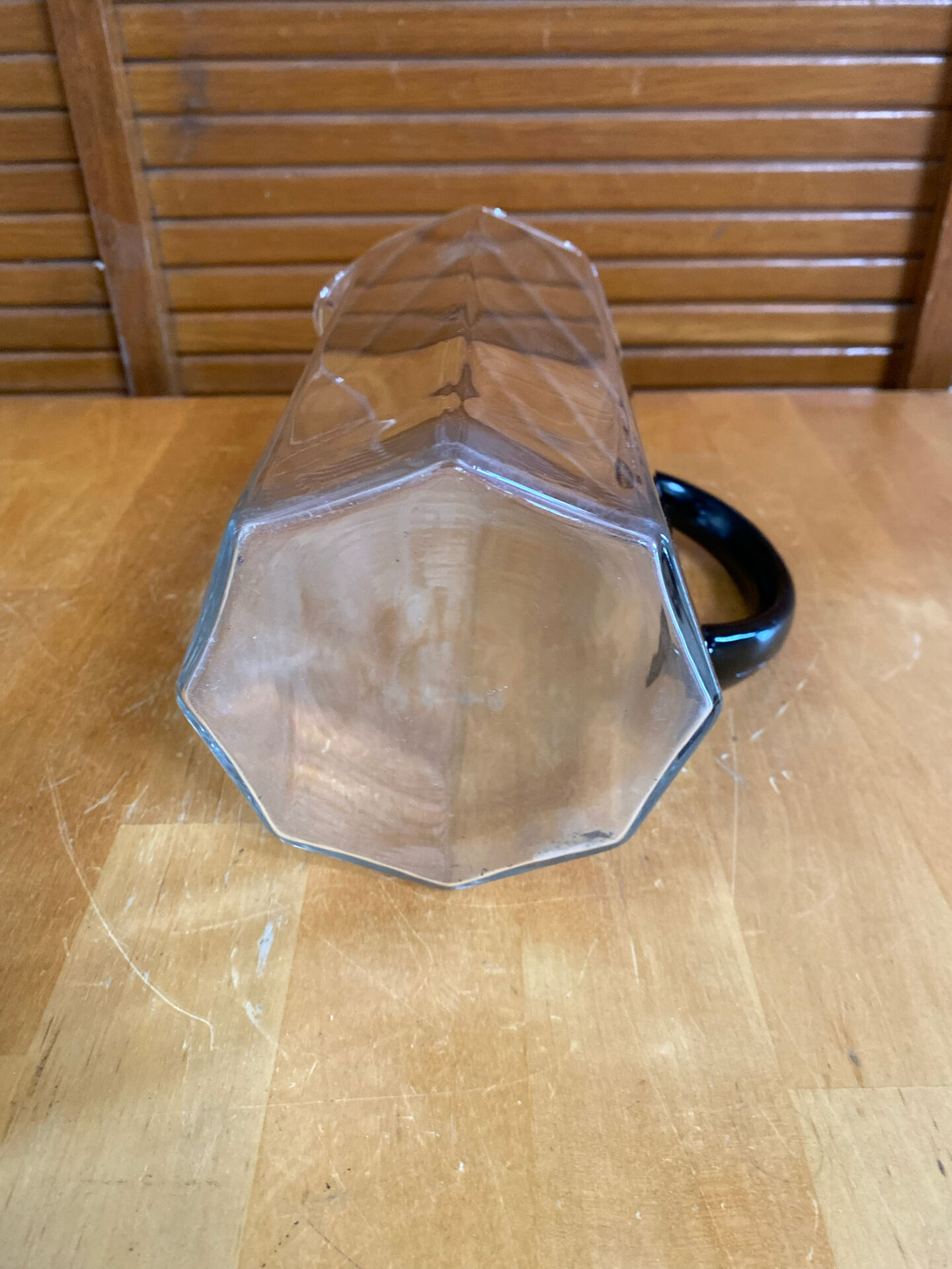 Old pichet arcoroc model octime transparent glass + black handle wine