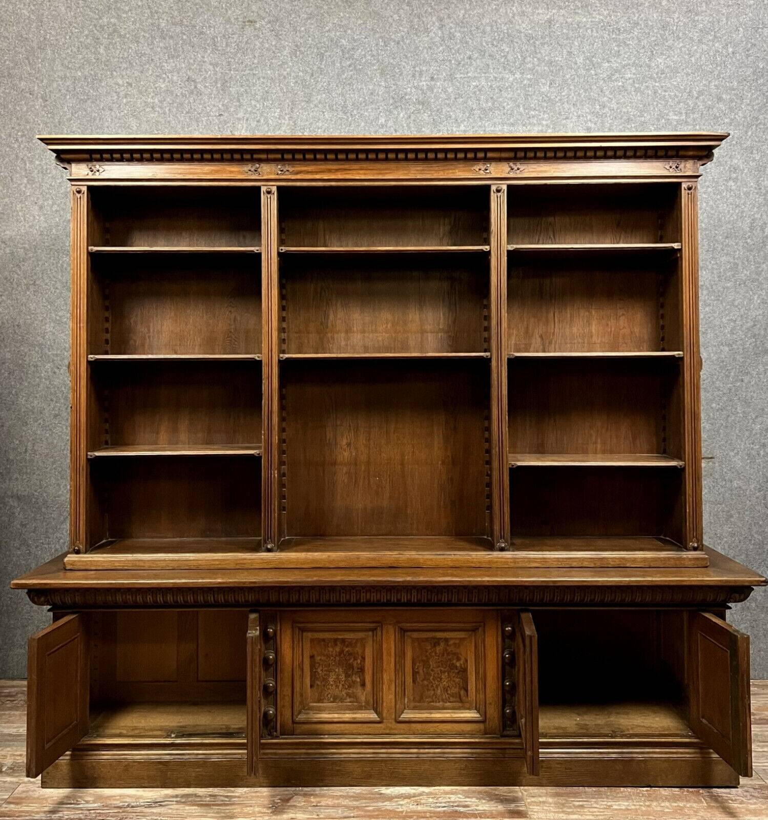 Rare and important double-sided Museum display case in Renaissance style in walnut and magnifying glass