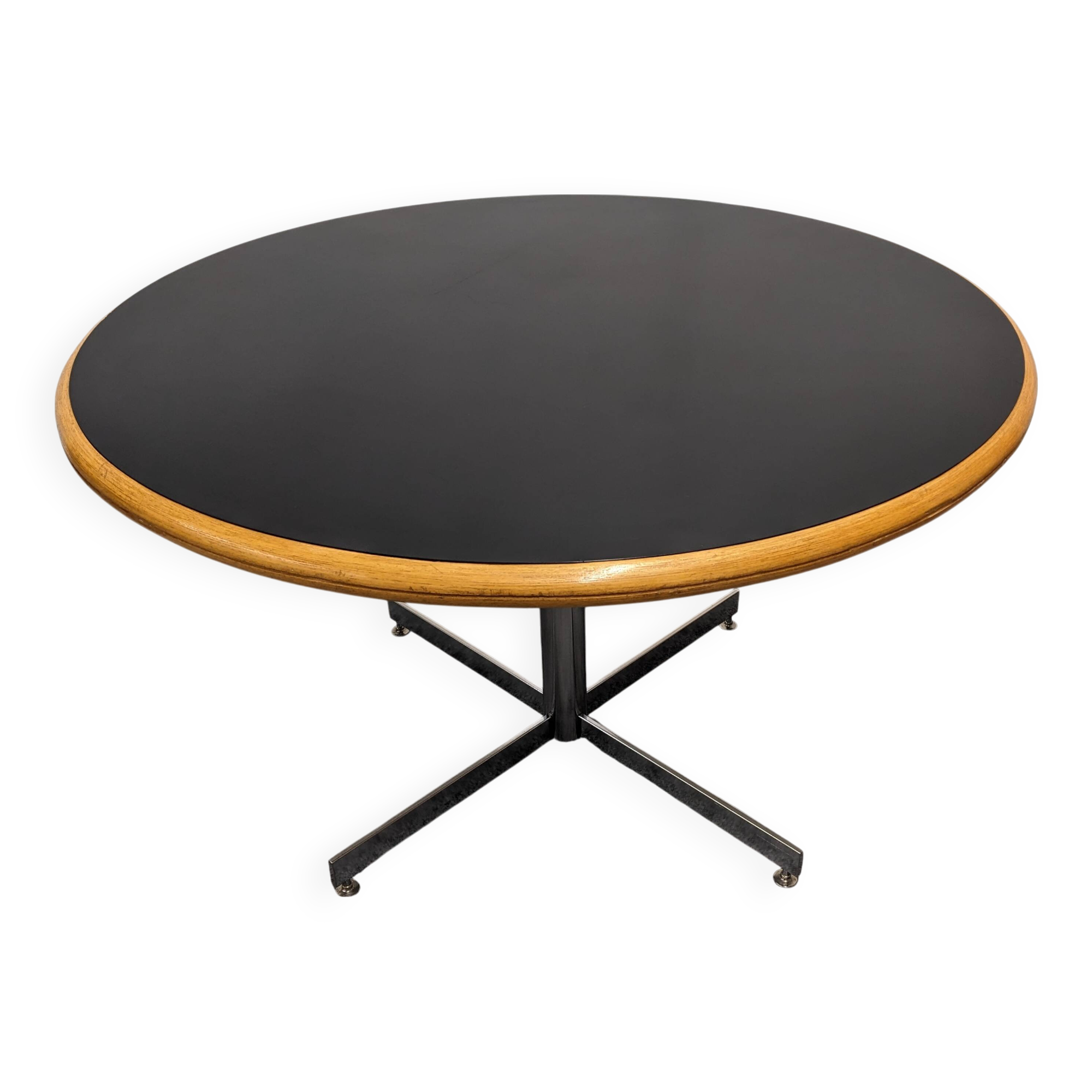 Round dining table